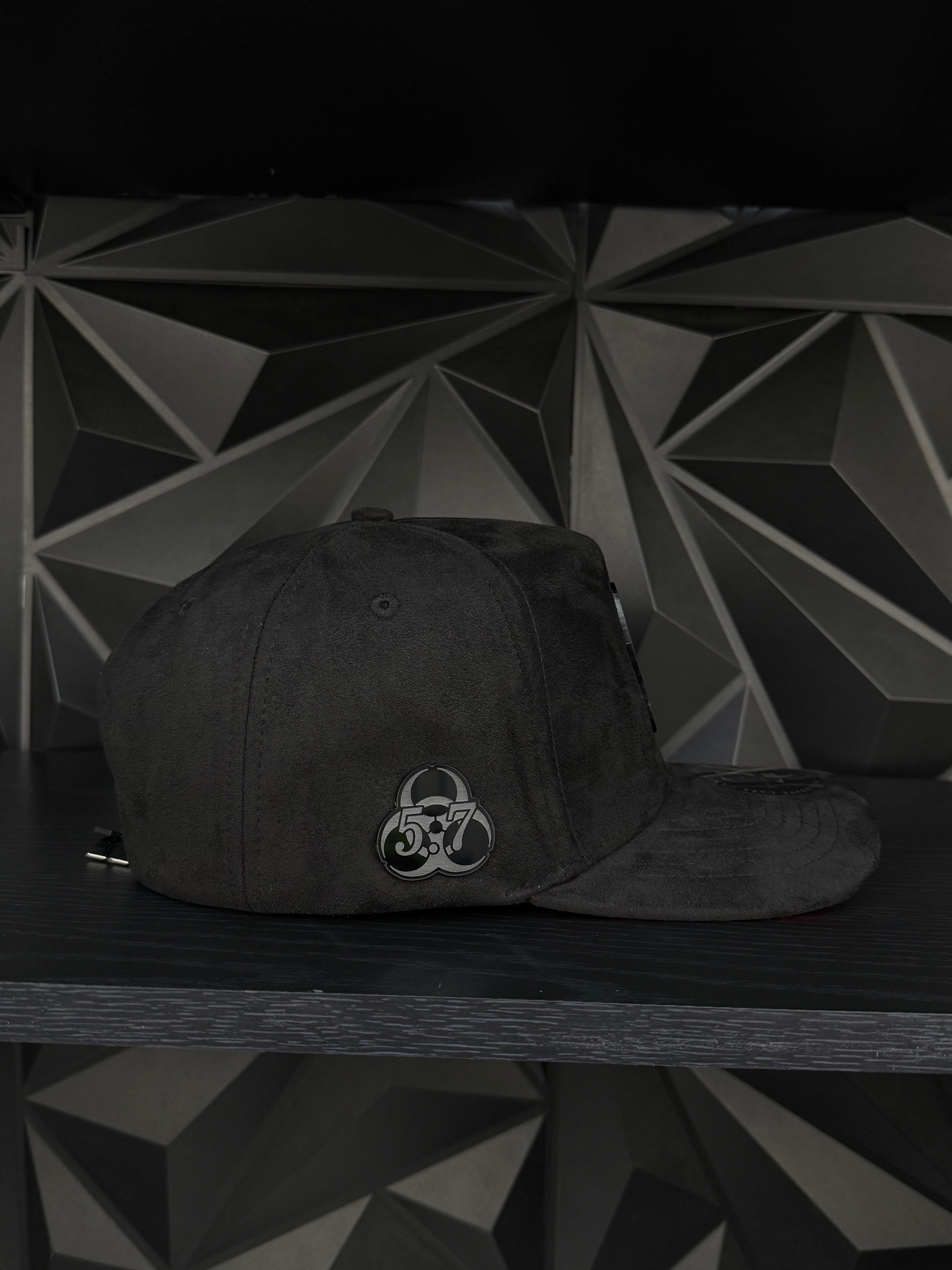 Suela roja plate SnapBack hat-black/red suede