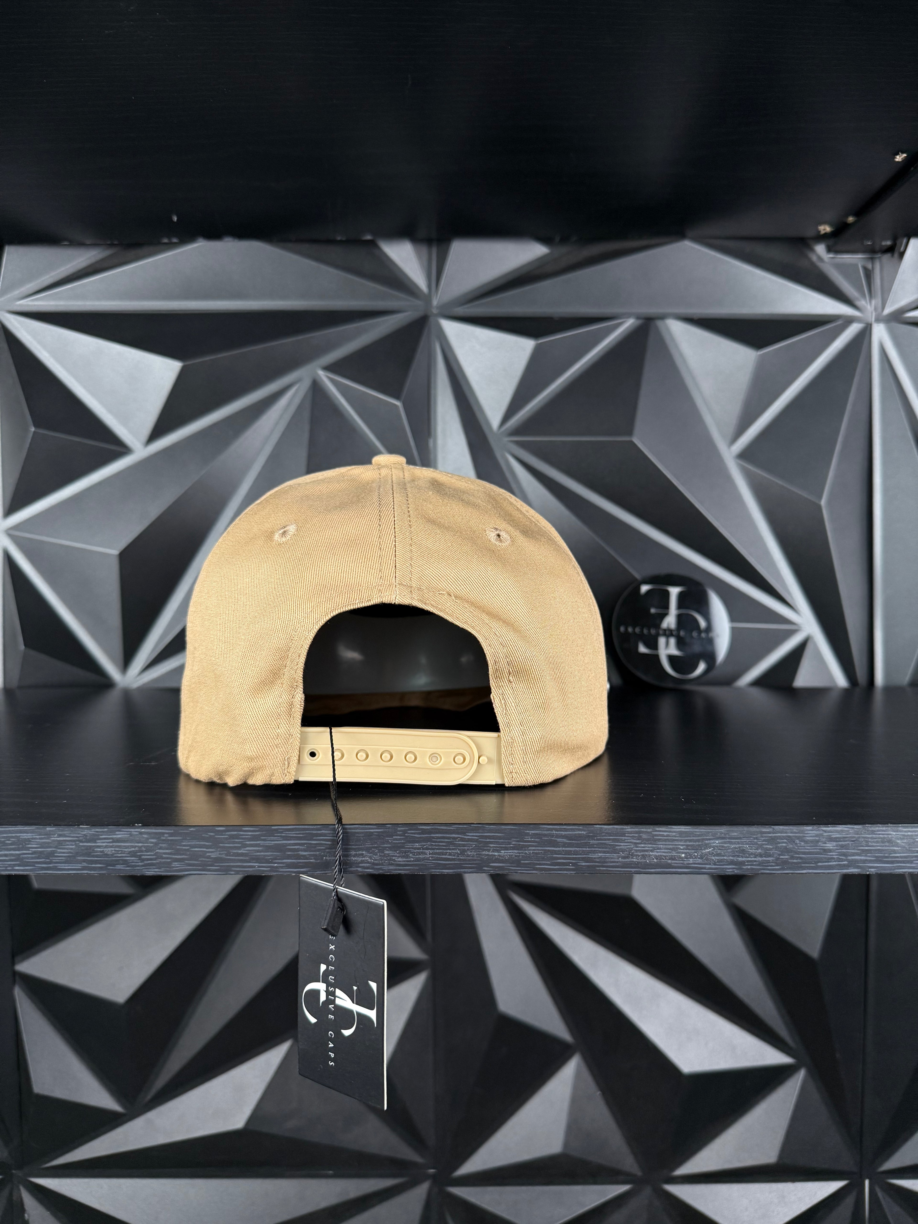 Exclusive caps poker SnapBack hat-white/leather brim