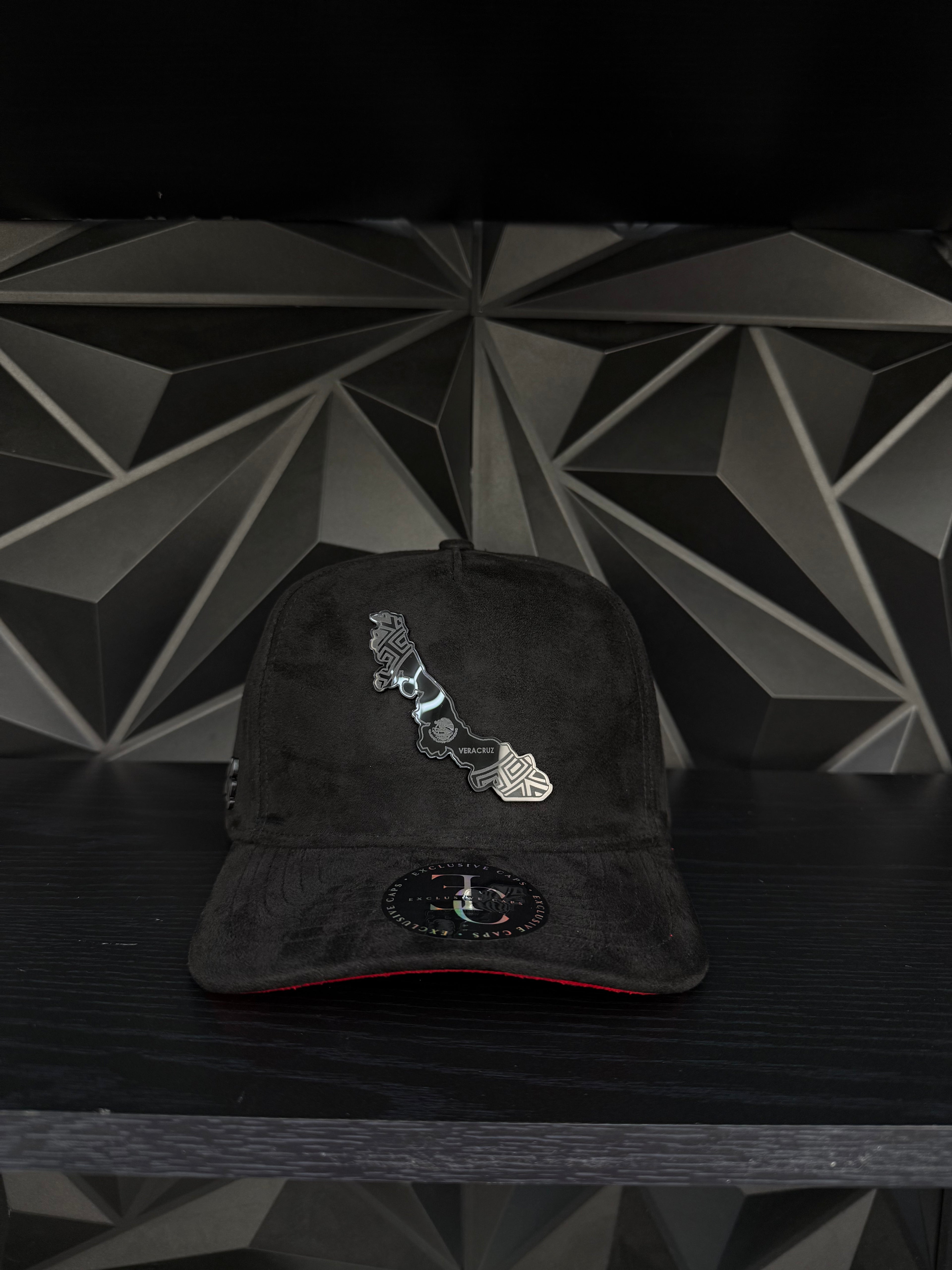 Veracruz México SnapBack hat-black/red suede