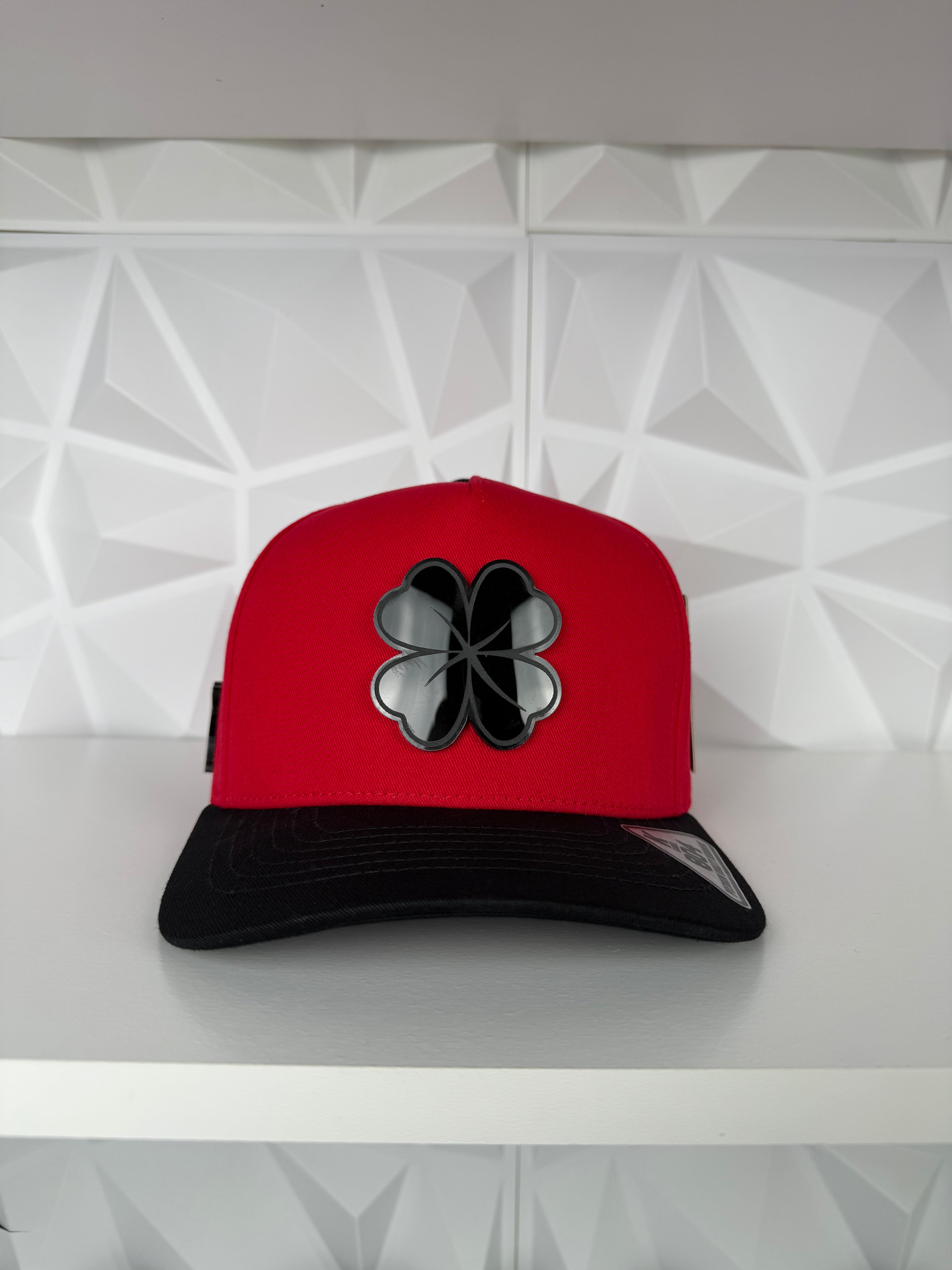 Trébol Placa SnapBack Gorra- Red/Black