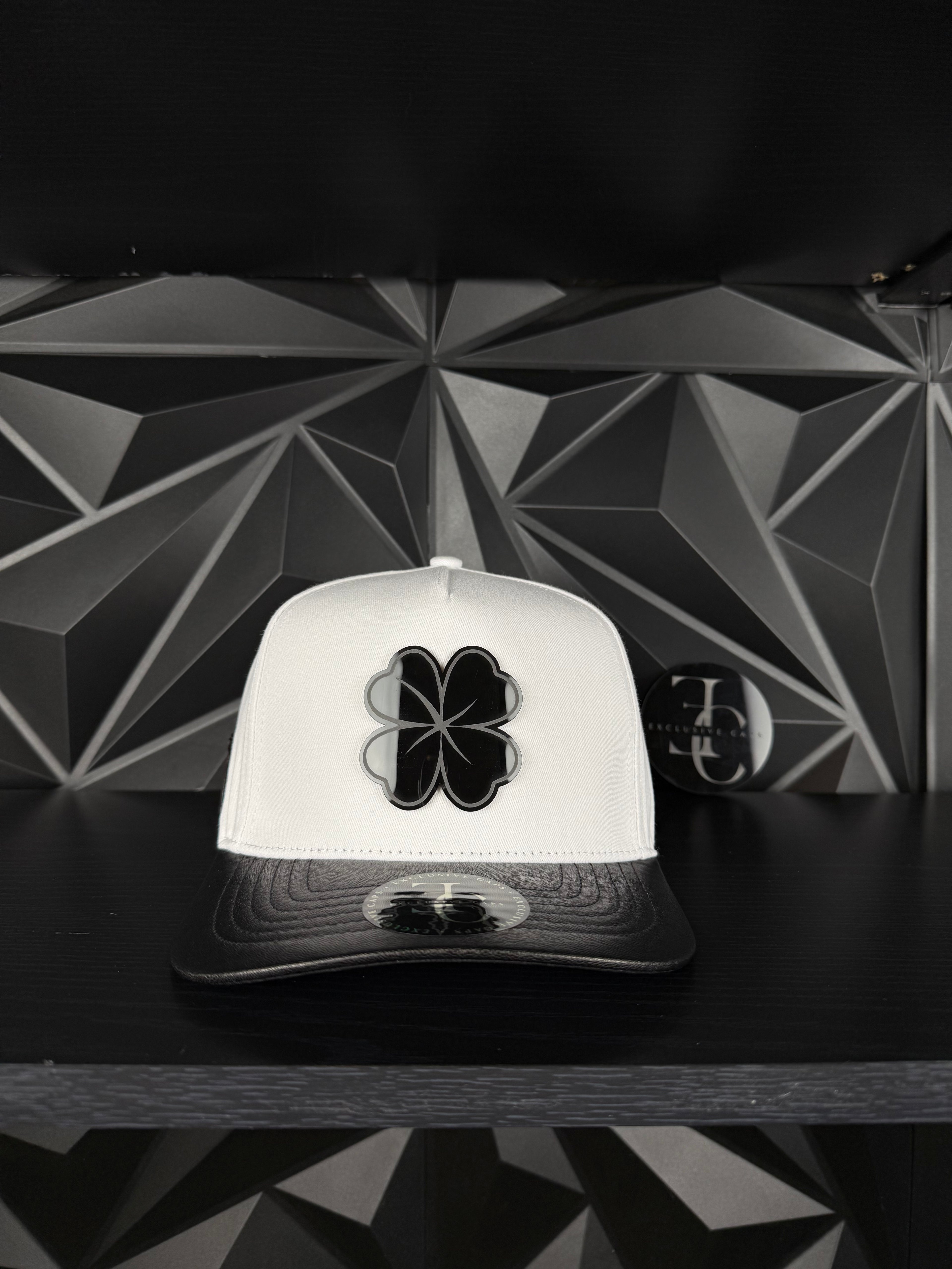 Exclusive caps Clover SnapBack hat-white/leather