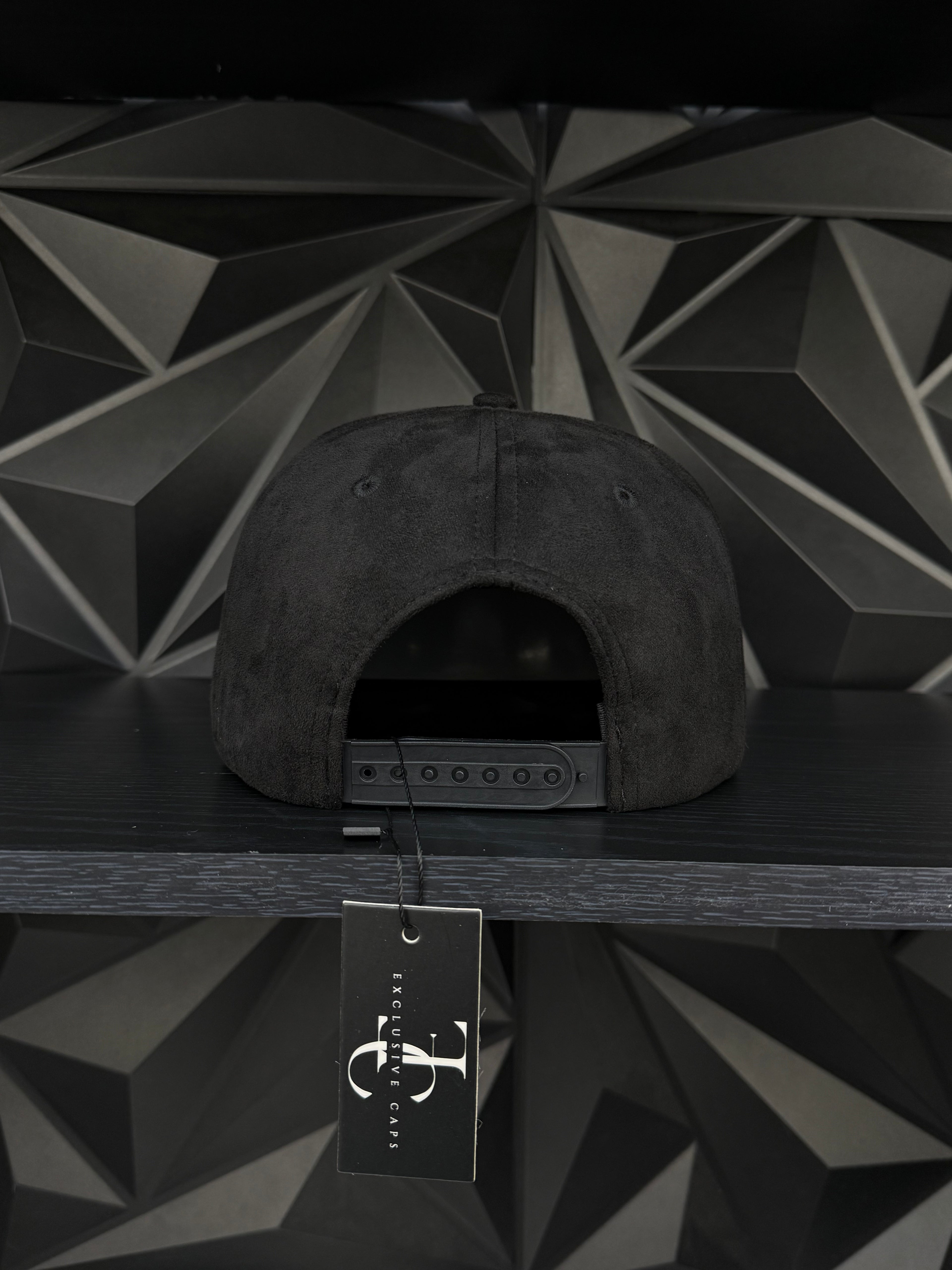 Suela roja plate SnapBack hat-black/red suede