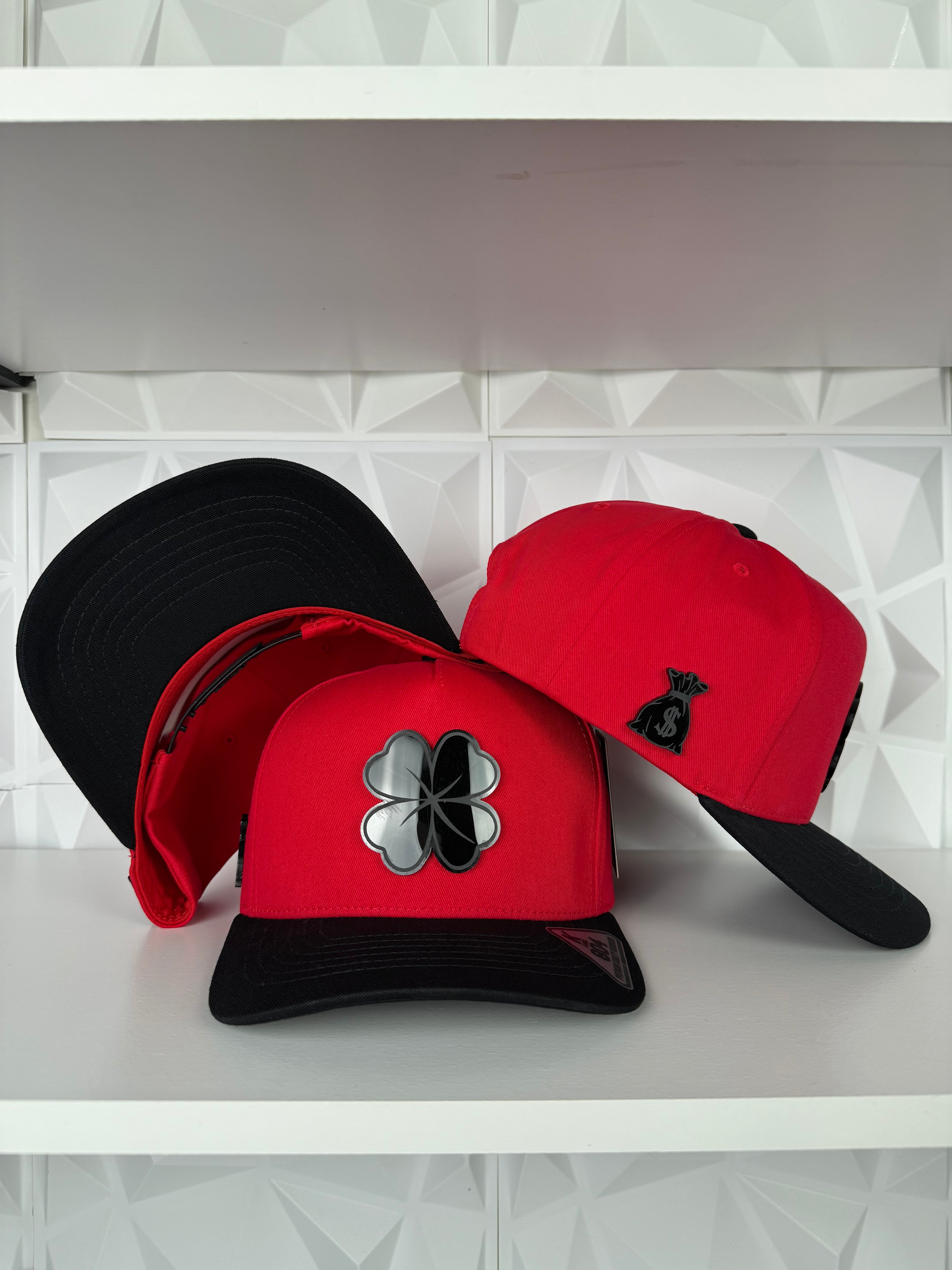 Trébol Placa SnapBack Gorra- Red/Black