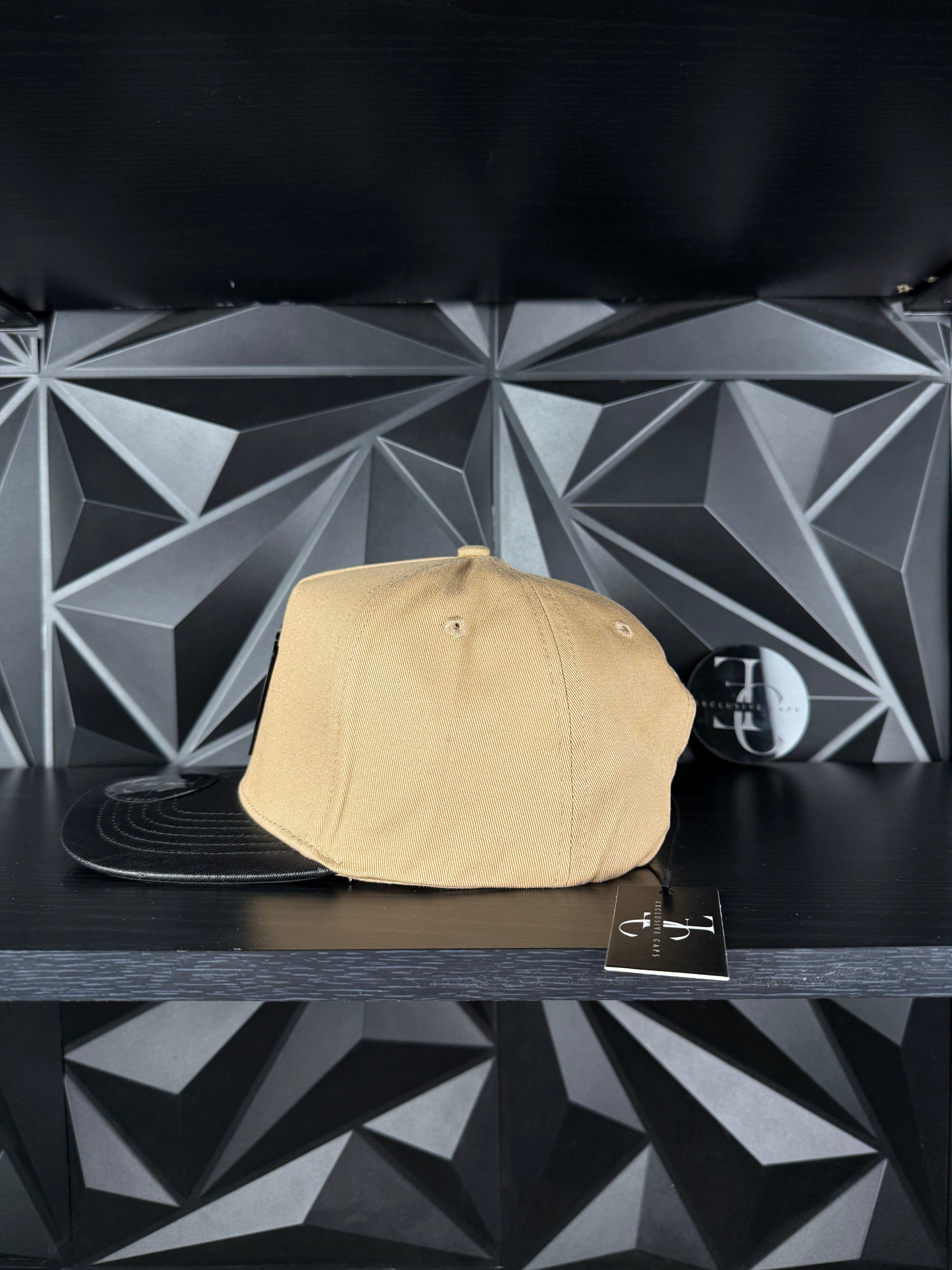 Exclusive caps poker SnapBack hat-white/leather brim