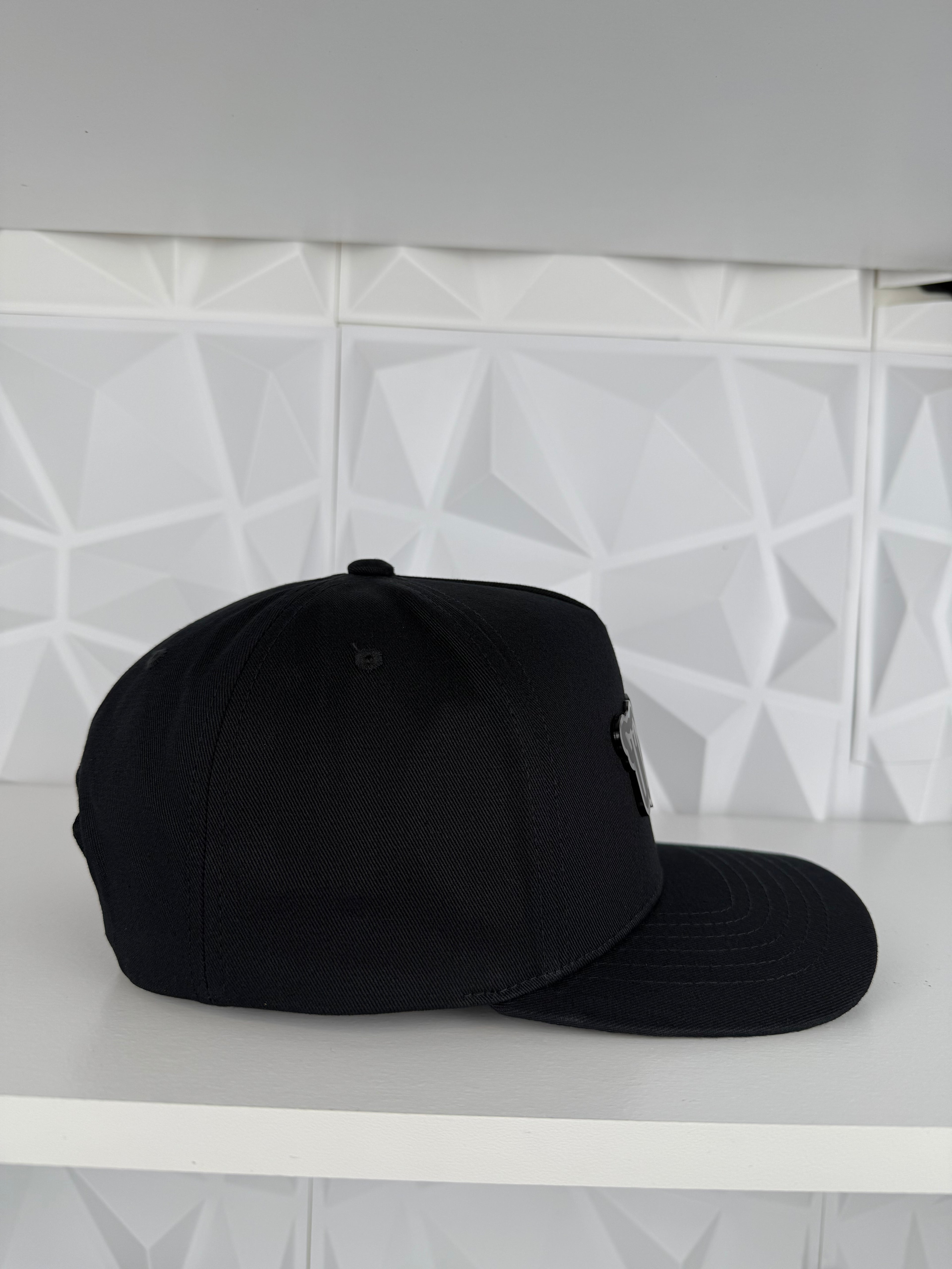 TRAKAS Placa SnapBack Gorra- Negra