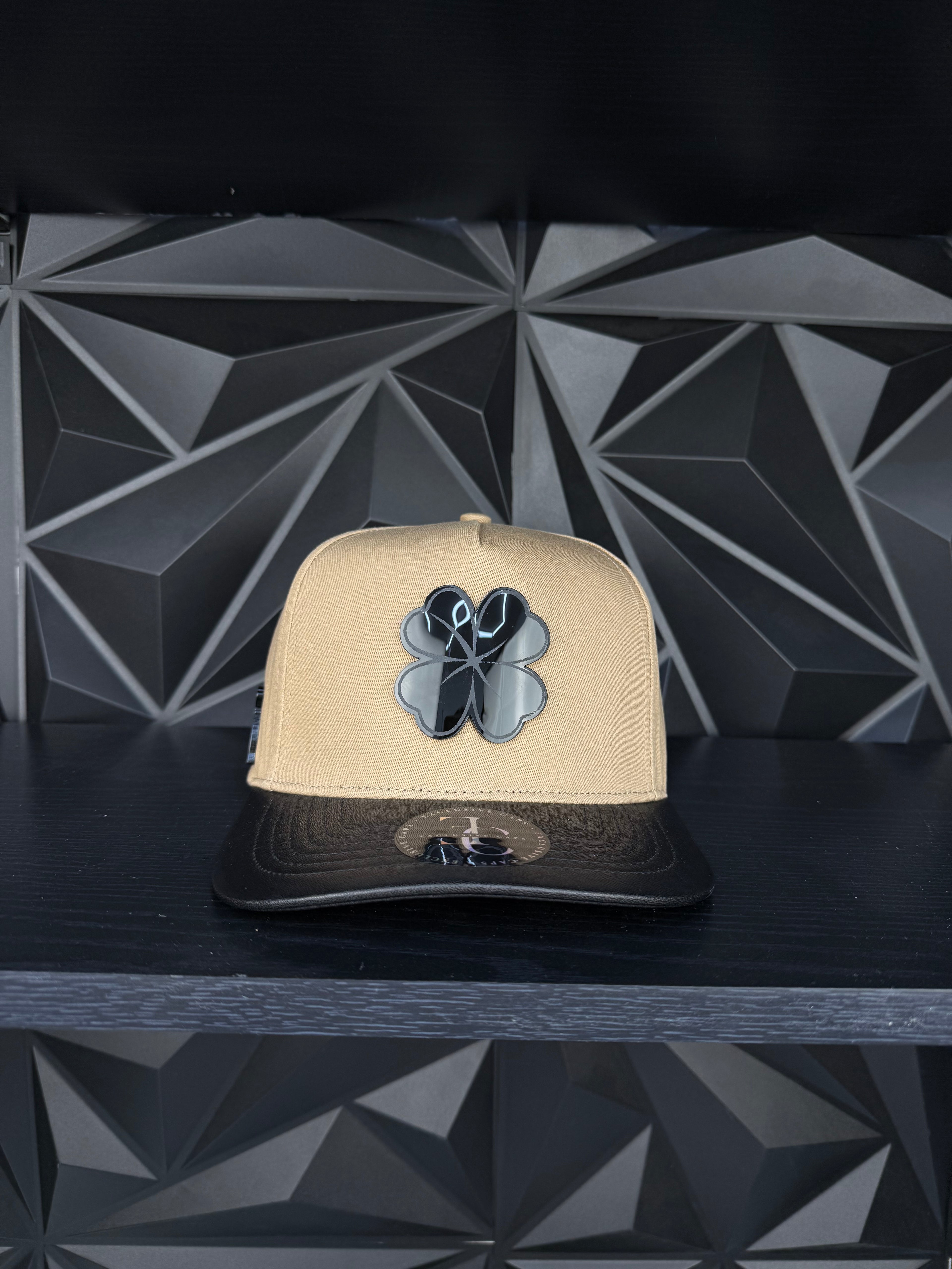 Trébol plate SnapBack hat-khaki /leather