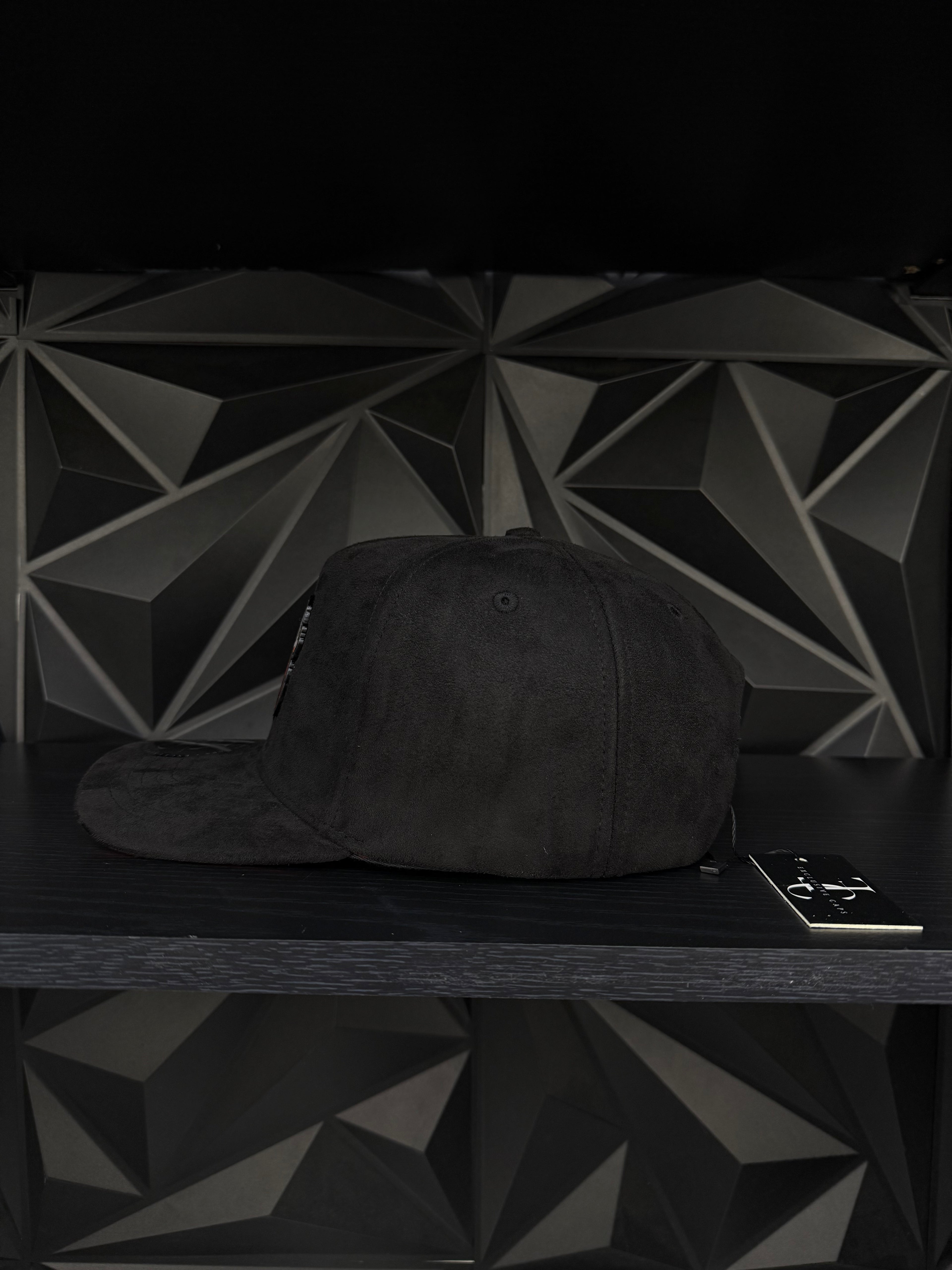 Nini lambo SnapBack hat-black/red suede