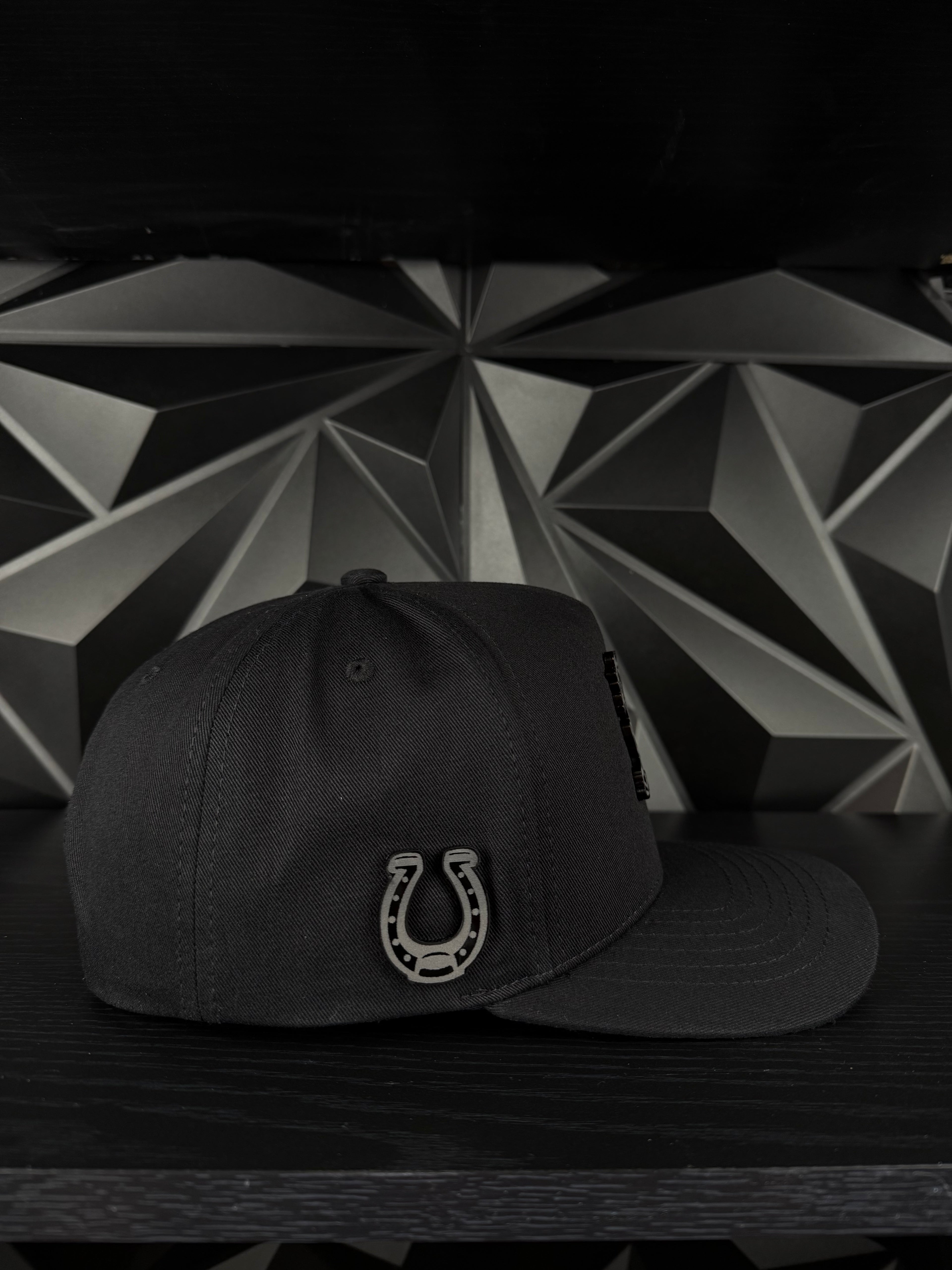 Caballo plate SnapBack hat-black