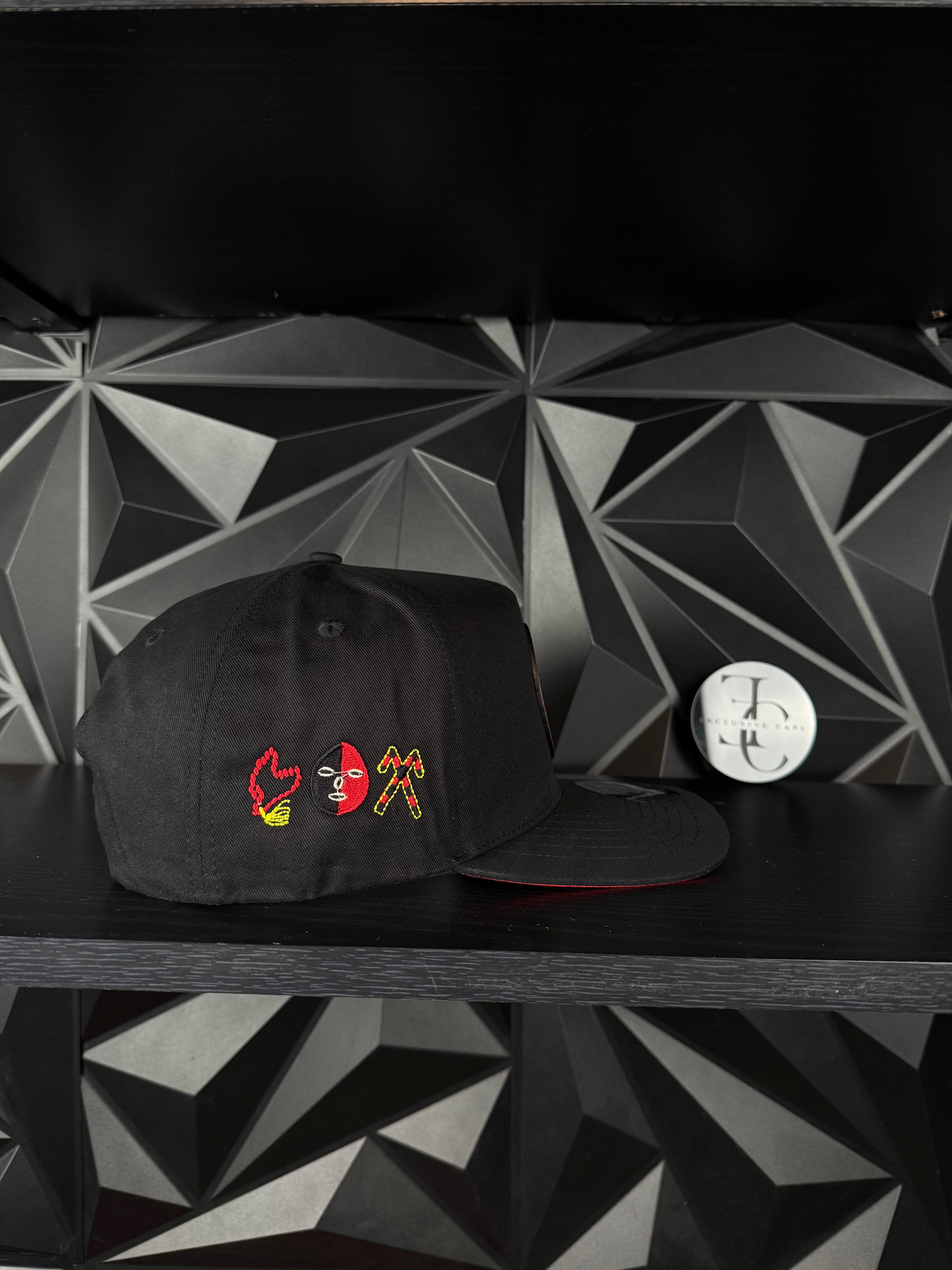 Exclusive caps Elegua snapback hat- black/red