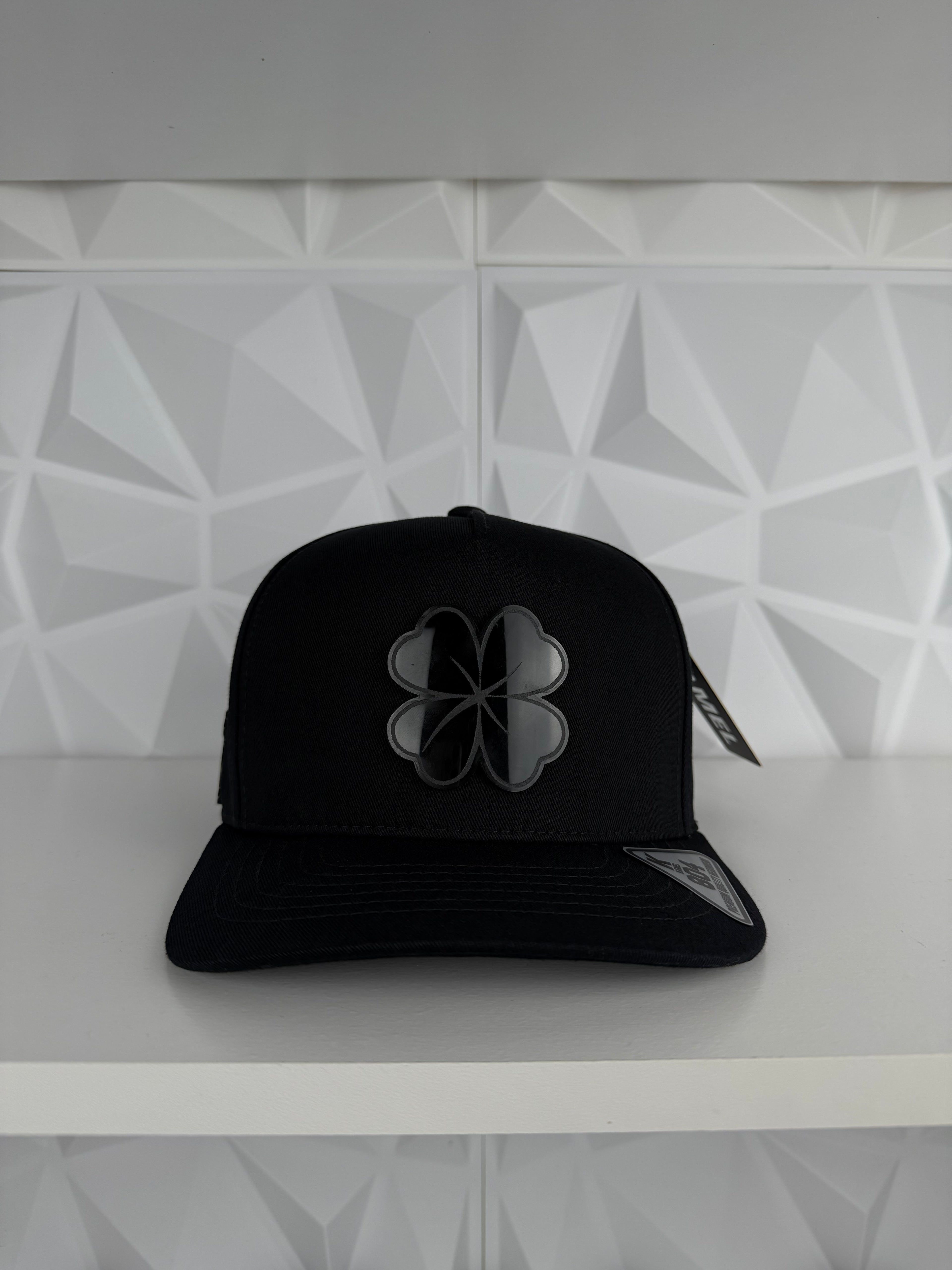 Trébol Placa SnapBack Gorra- Negra