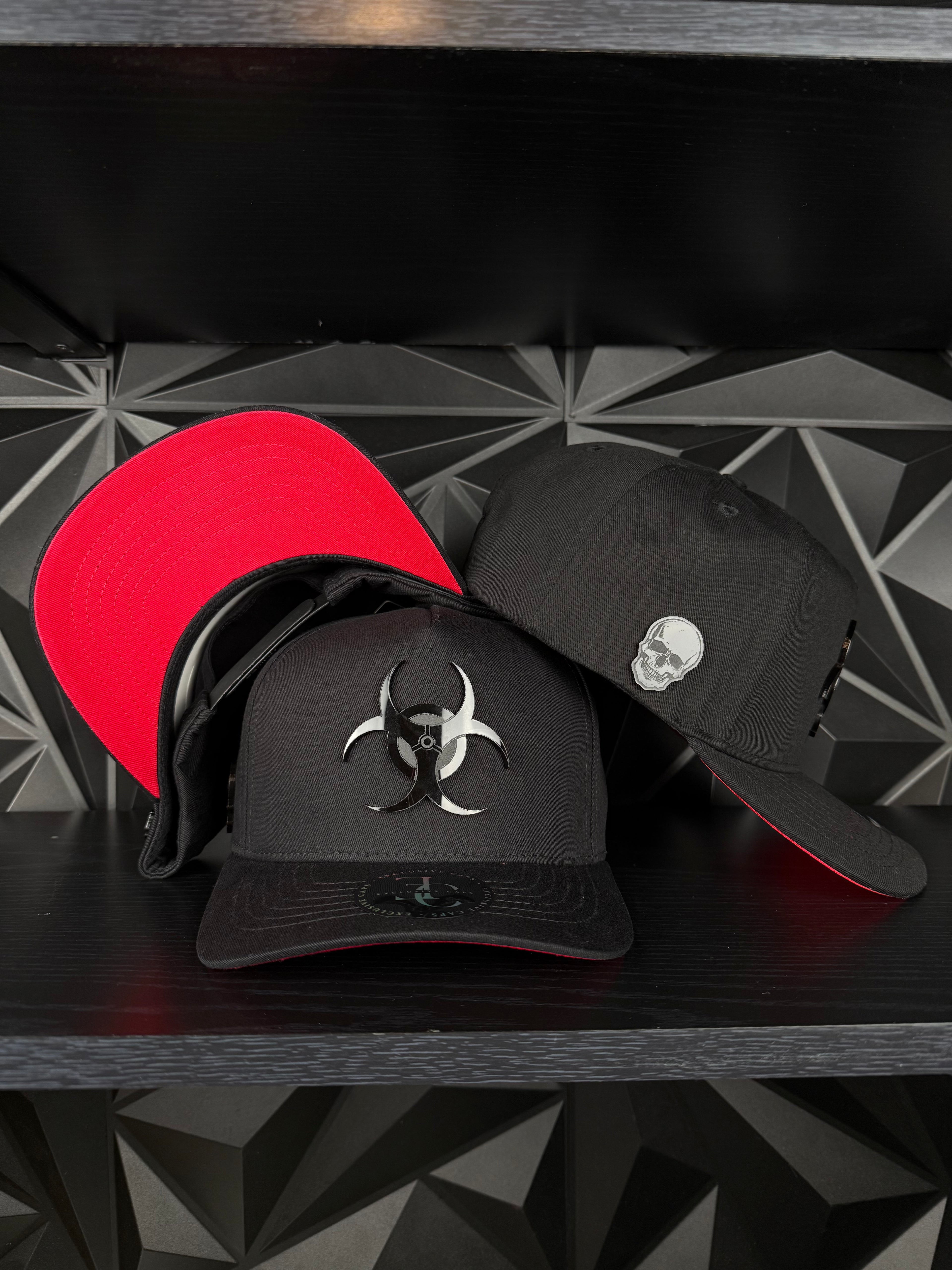 Virus plate SnapBack hat-black/red