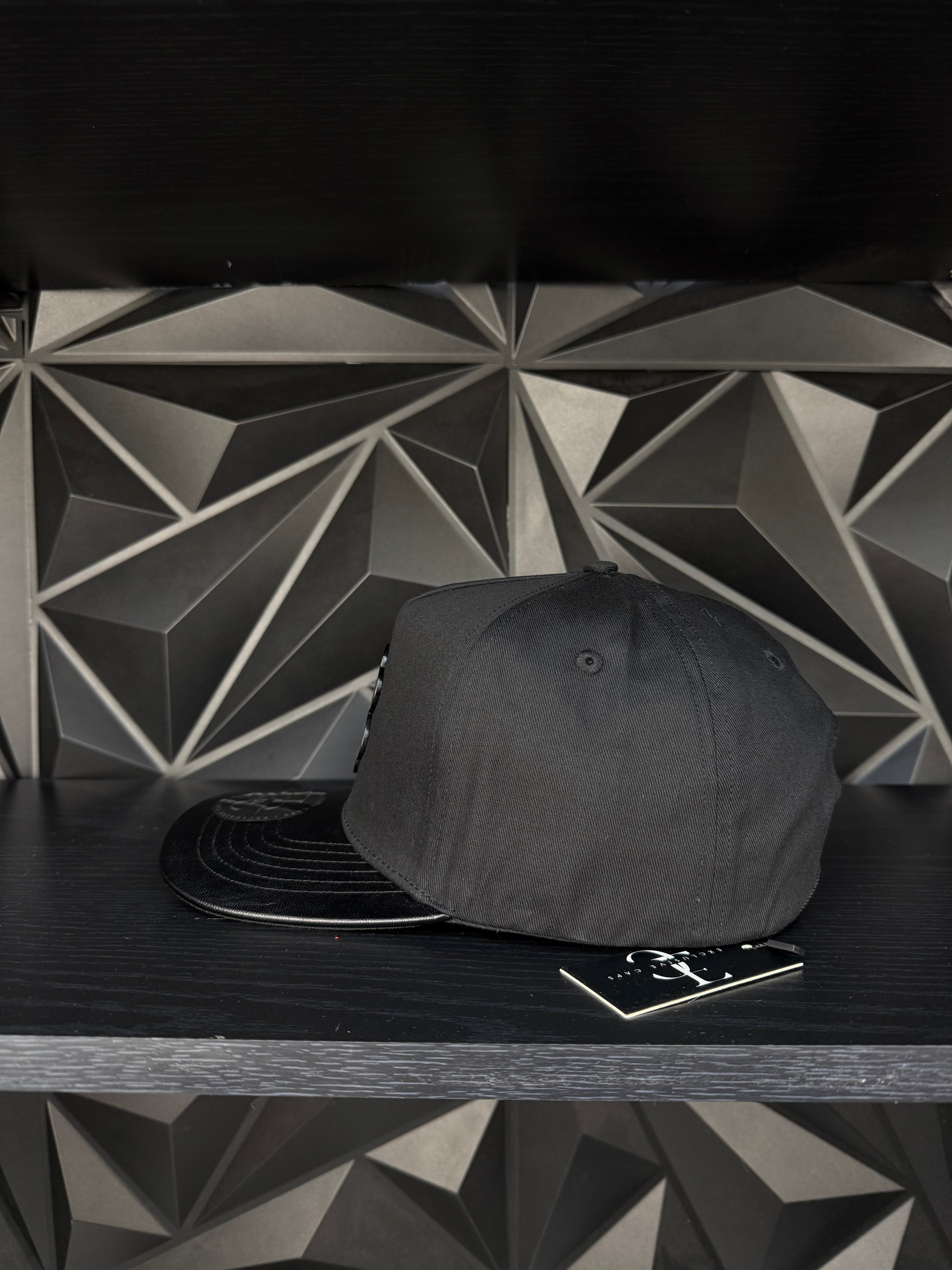 Trebol plate SnapBack hat-Black /leather