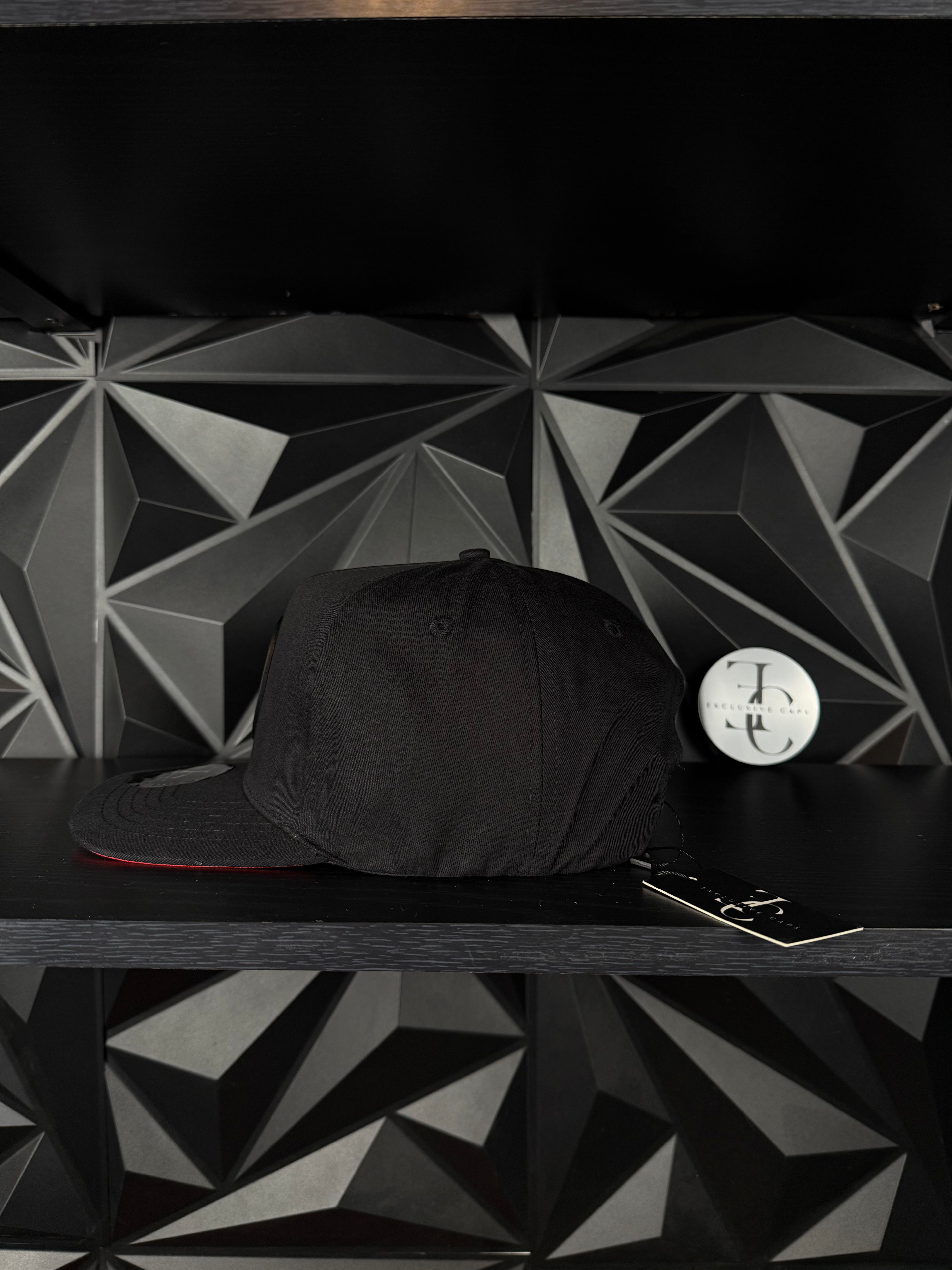 Exclusive caps Elegua snapback hat- black/red