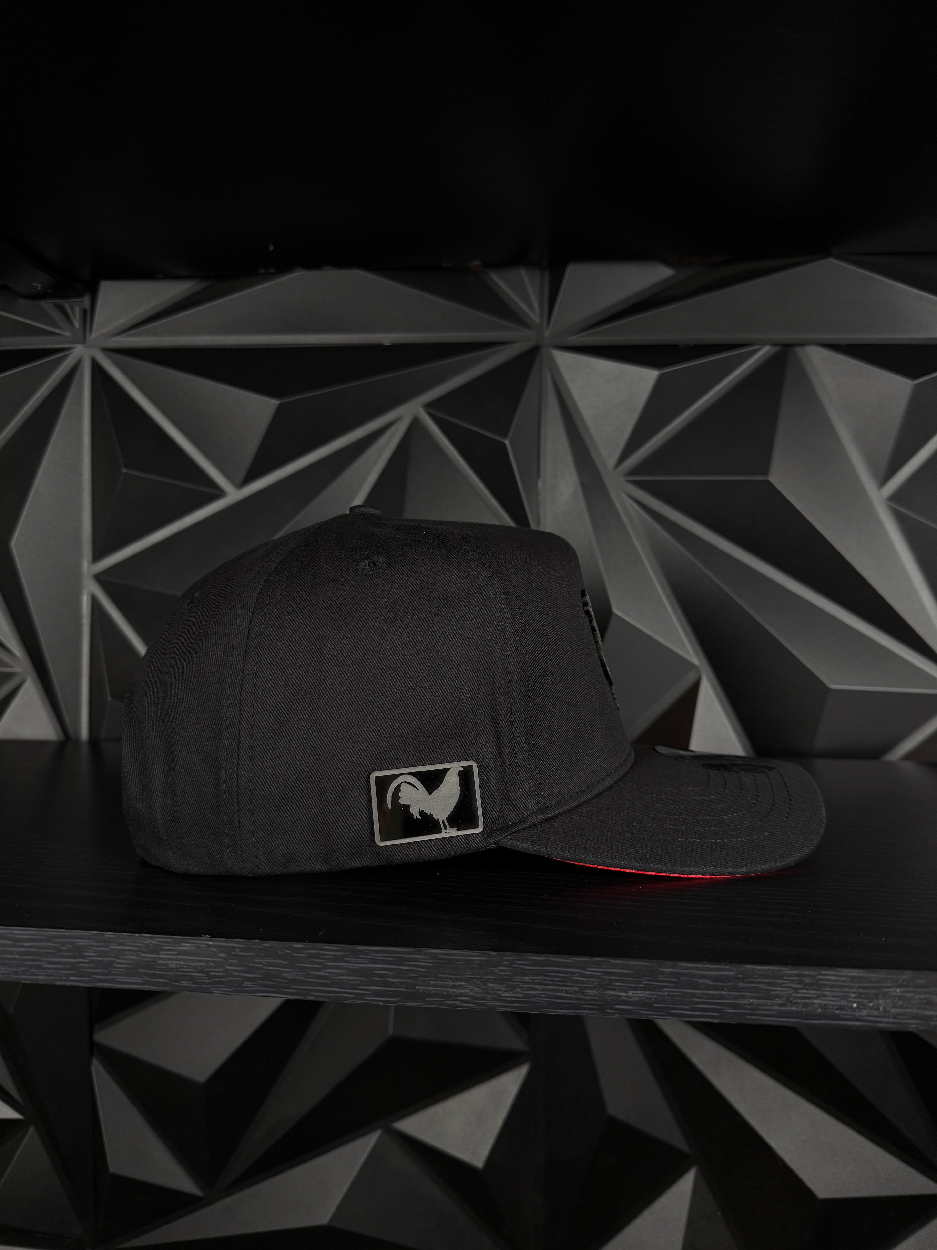 Exclusive Caps Gallo Negro SnapBack Hat - Black/Red