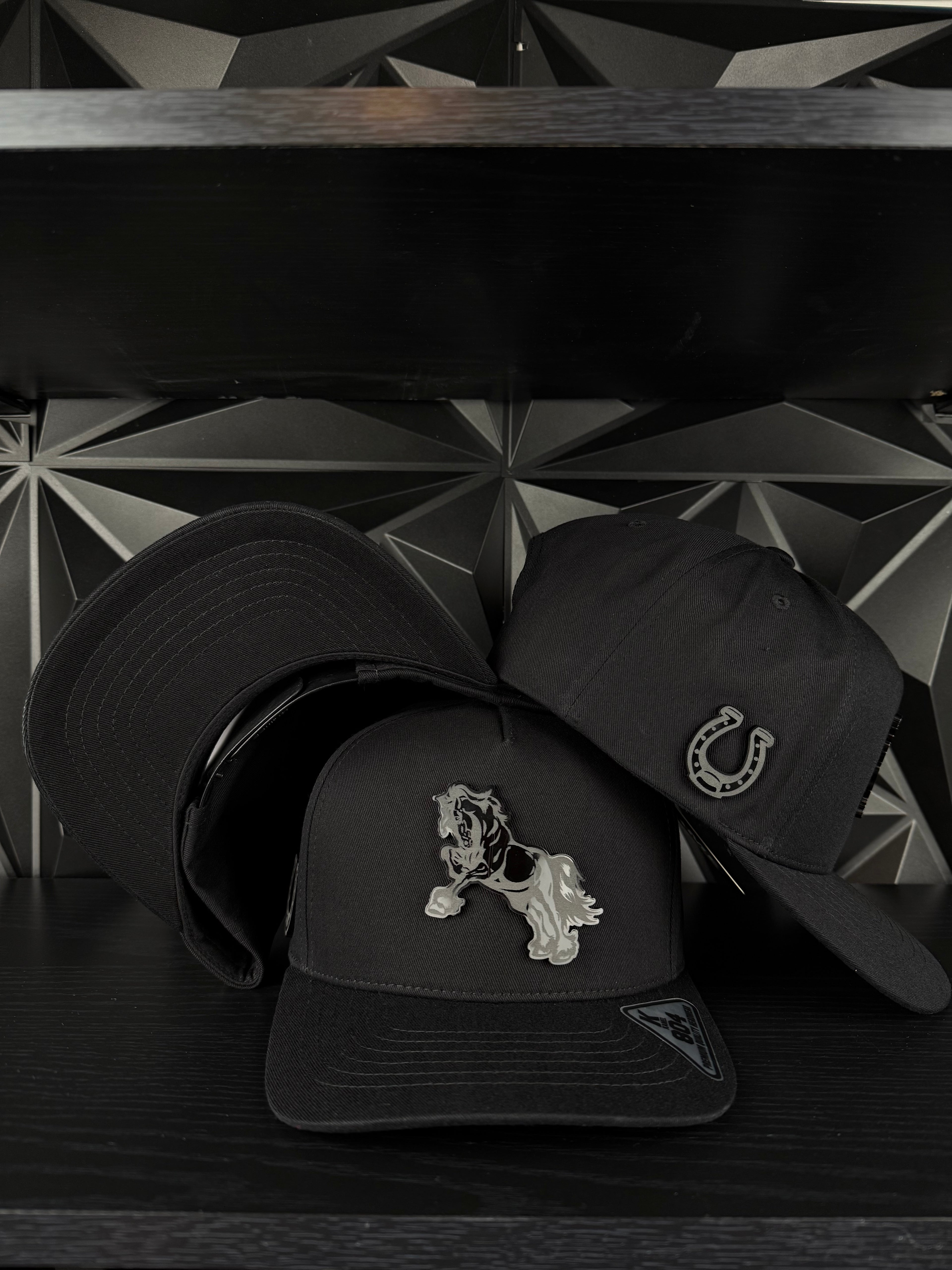 Caballo plate SnapBack hat-black