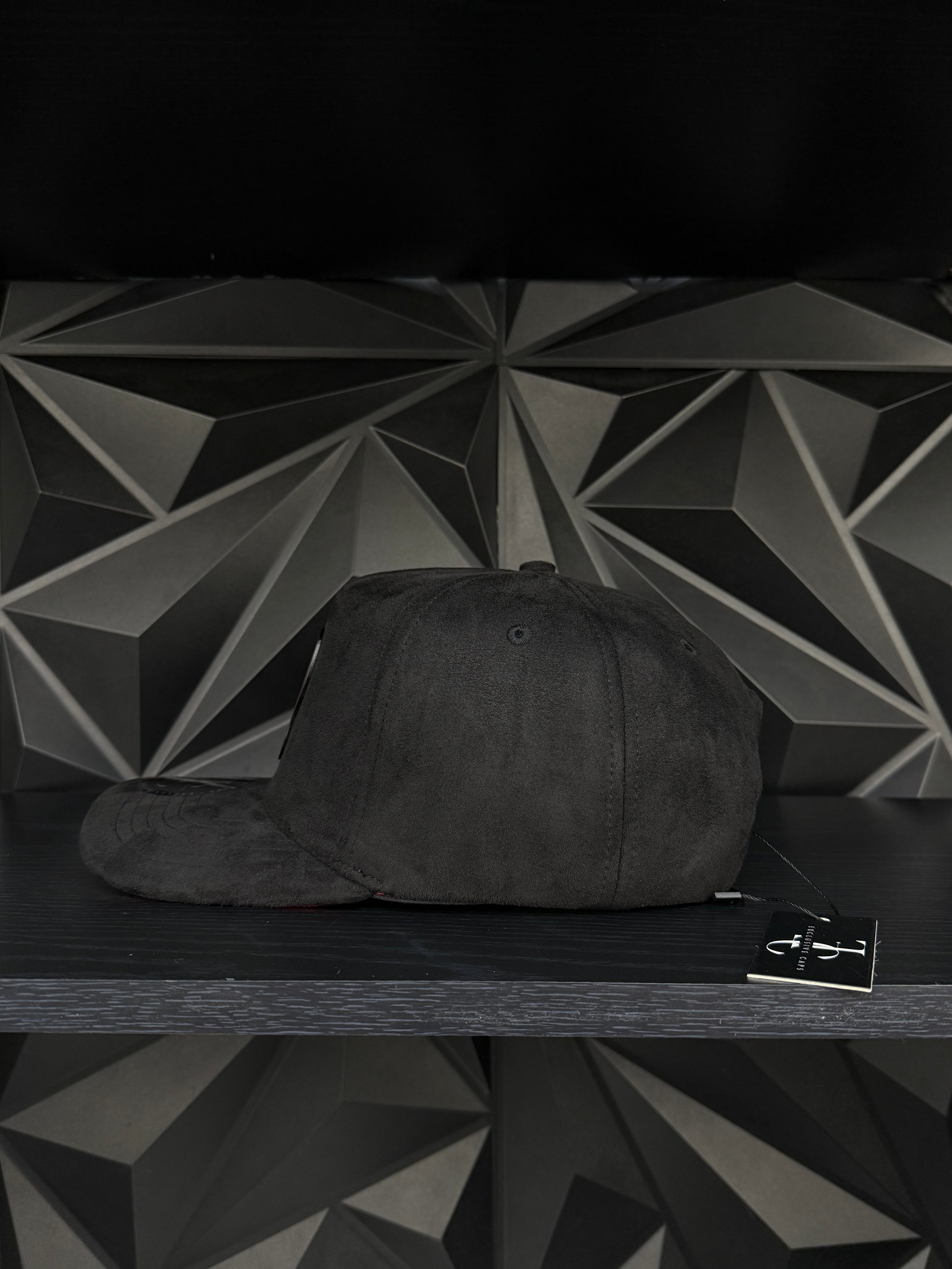 Suela roja plate SnapBack hat-black/red suede