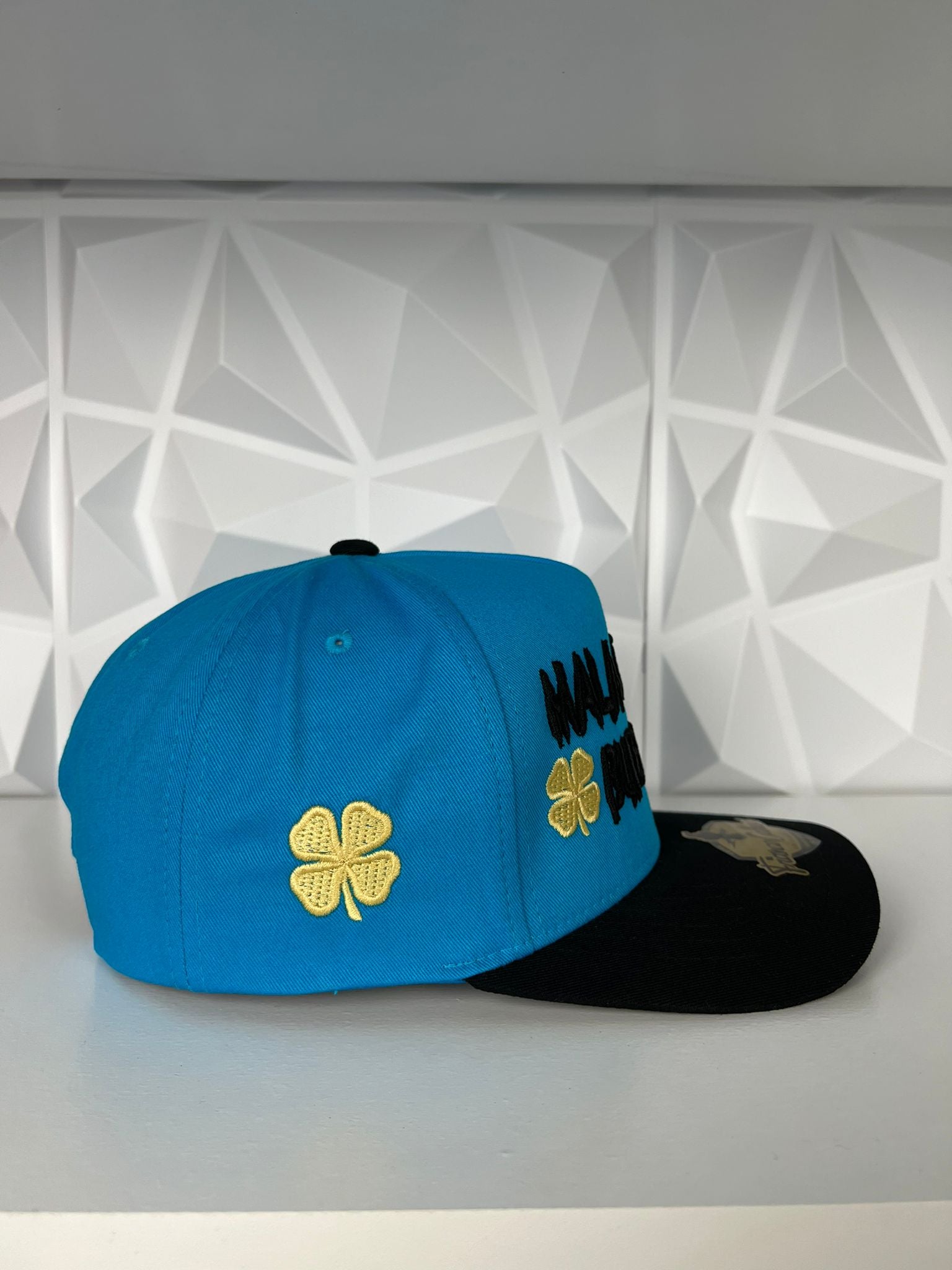 Mala fama buena vida SnapBack gorra- azul