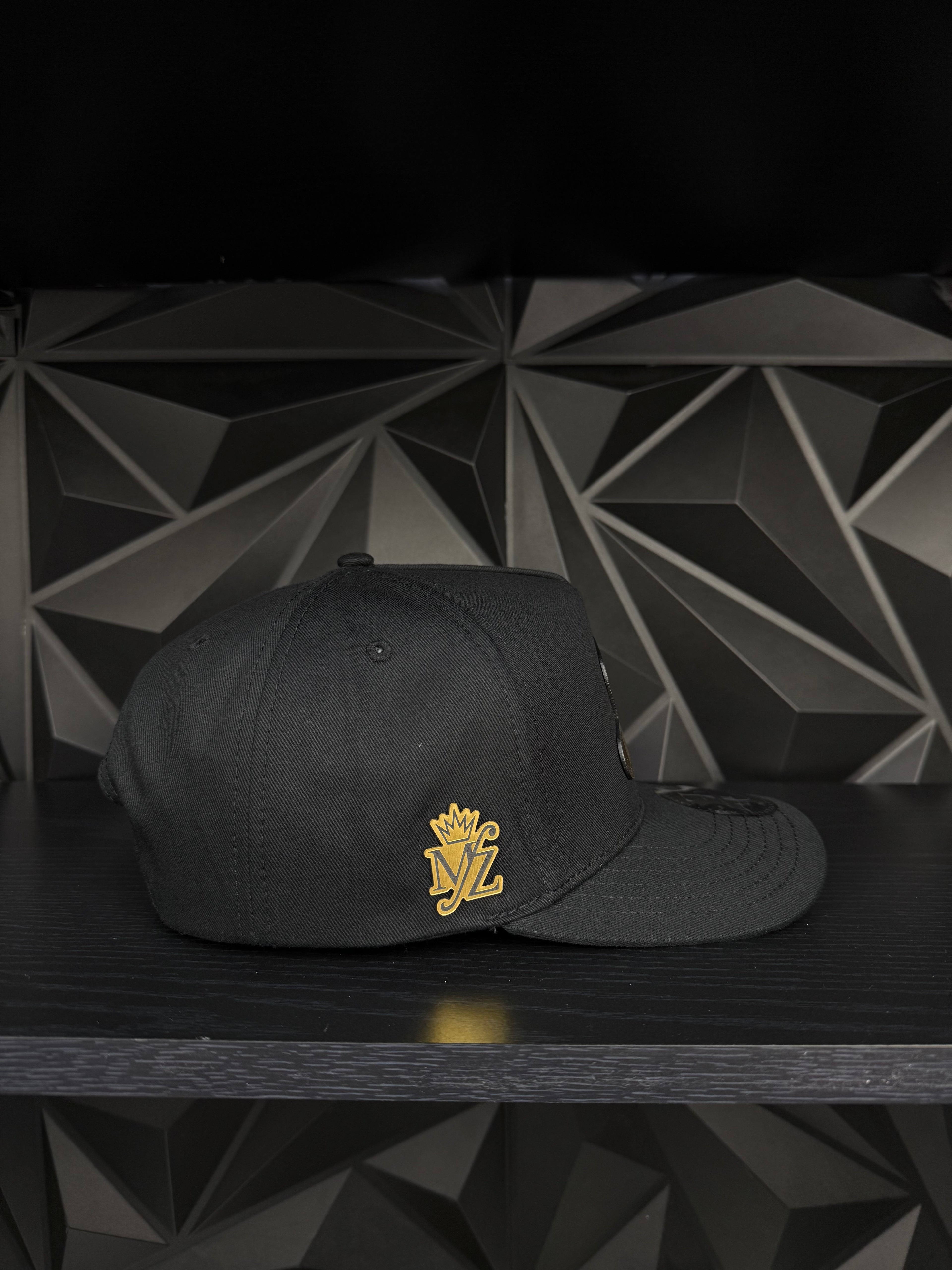 Gold Sombrero Placa SnapBack Gorra-Negra