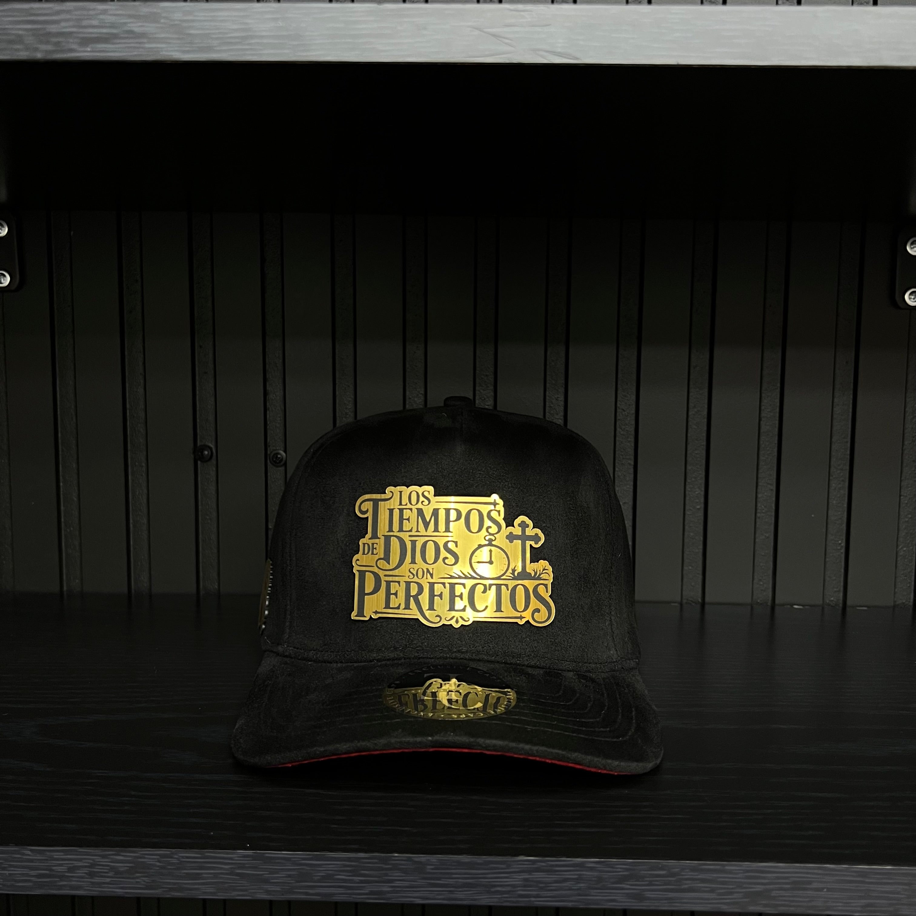 Los tiempos de Dios Gold Plate SnapBack hat