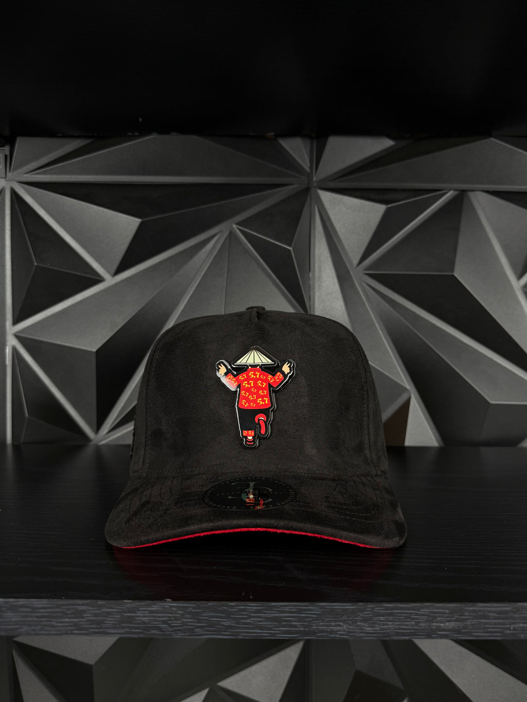 Chino 5.7 SnapBack hat-black/red suede
