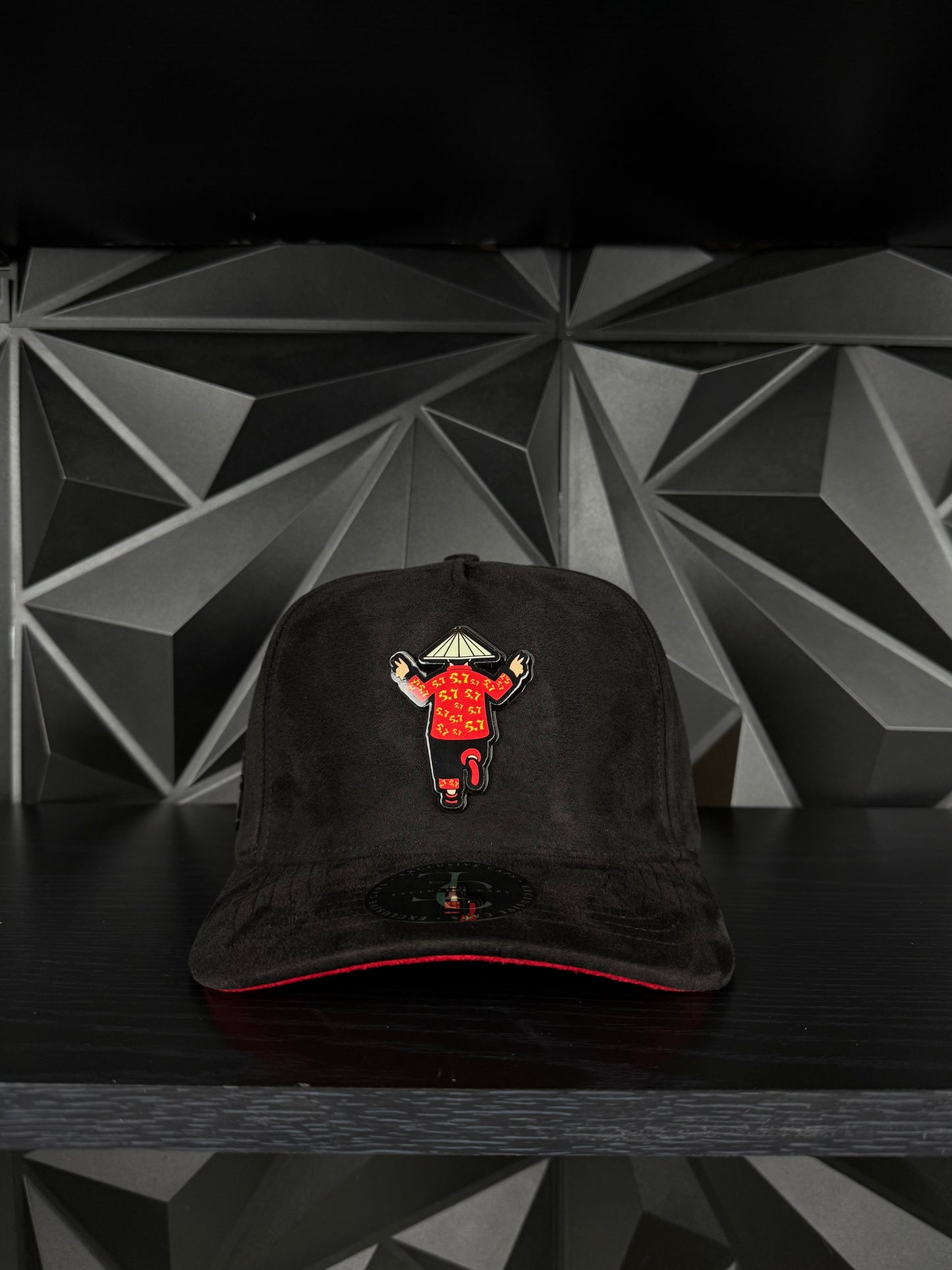 Chino 5.7 SnapBack hat-black/red suede