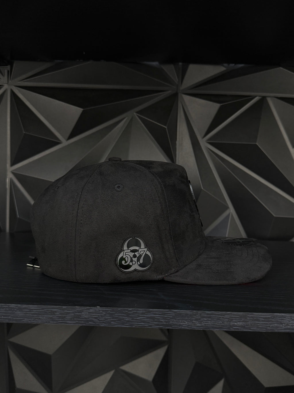 Suela roja plate SnapBack hat-black/red suede