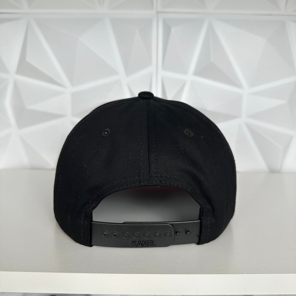 Trébol Placa SnapBack Gorra- Negra/Roja