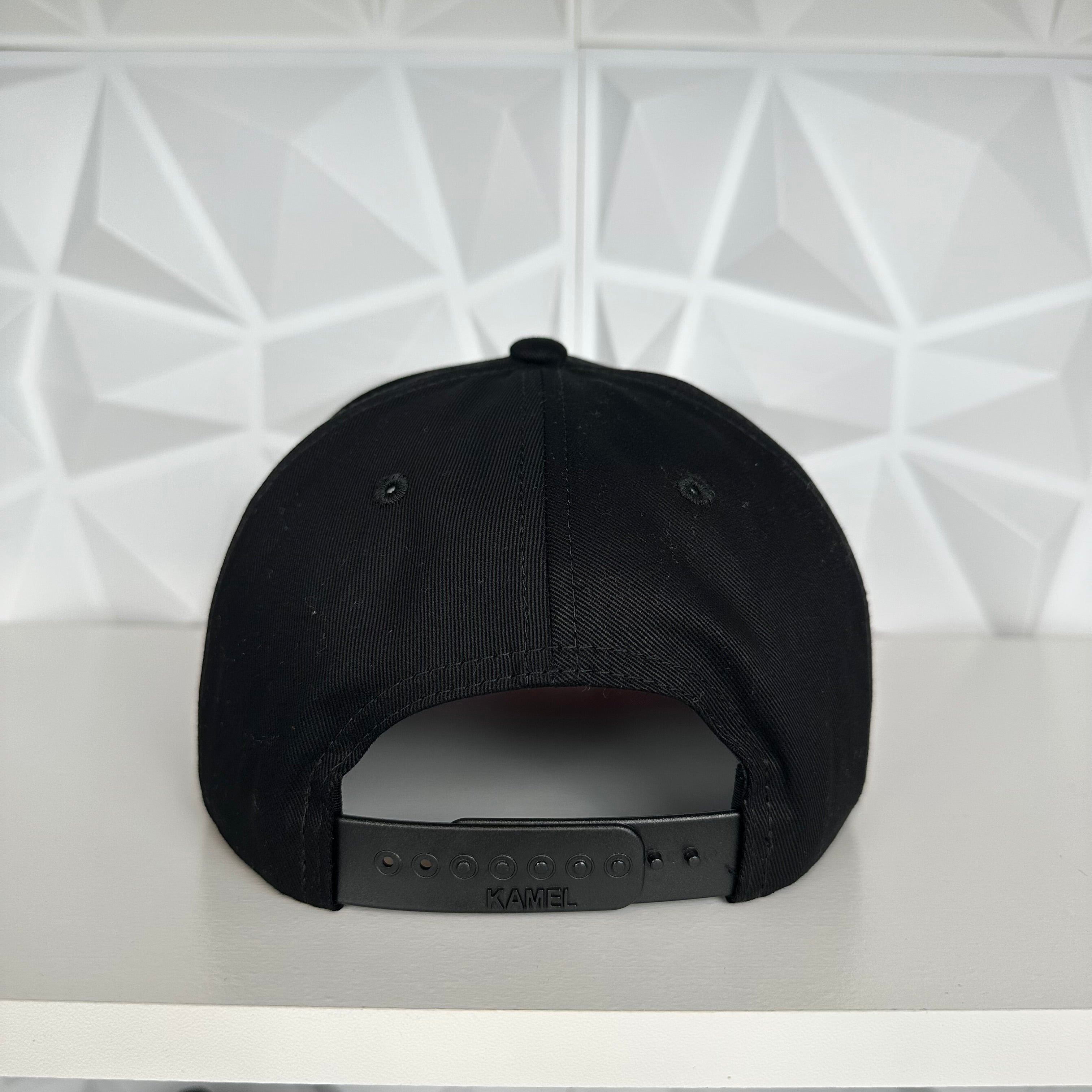 Trébol Placa SnapBack Gorra- Negra/Roja