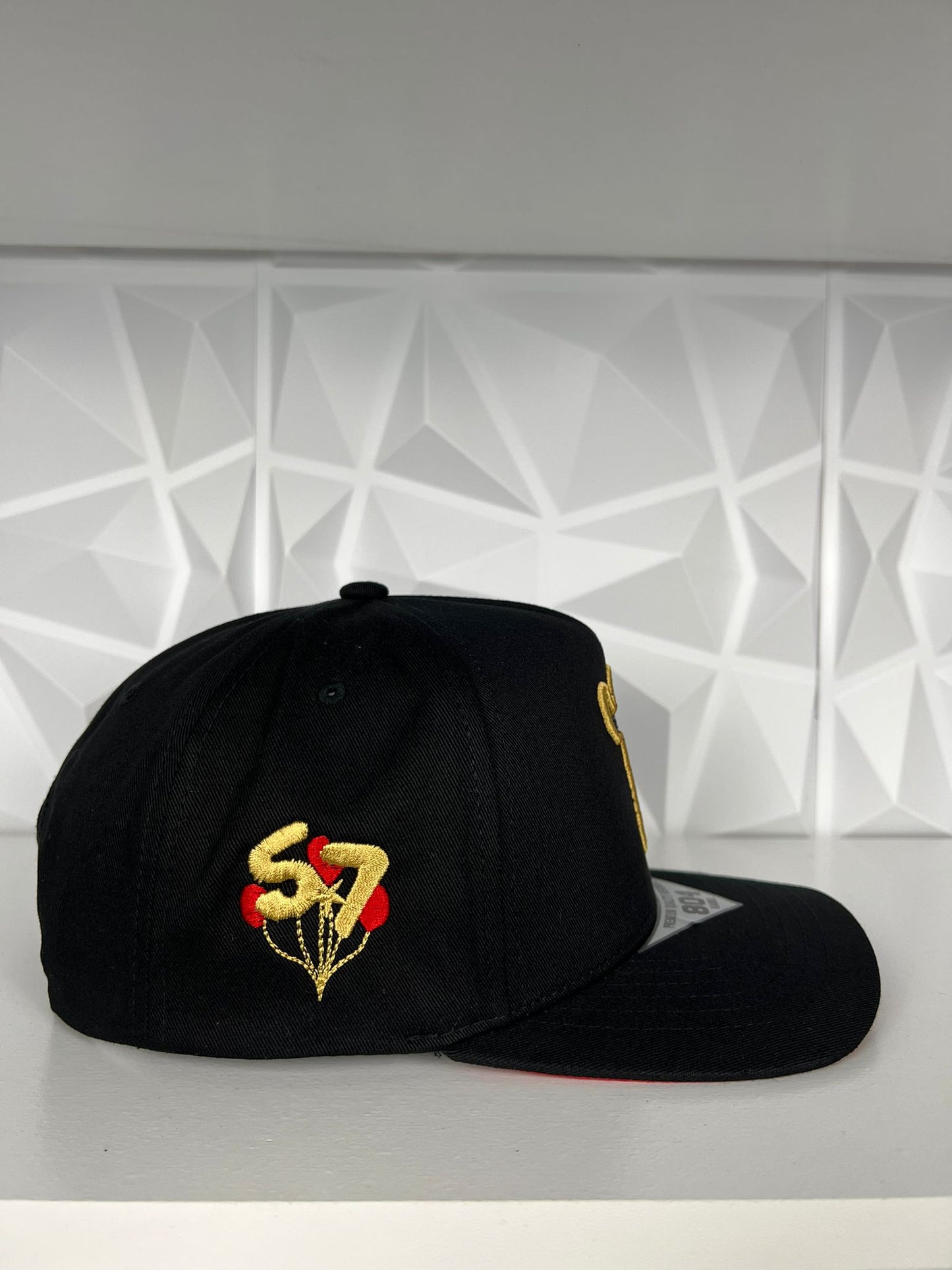 Chino 57 SnapBack gorra- negra/ roja