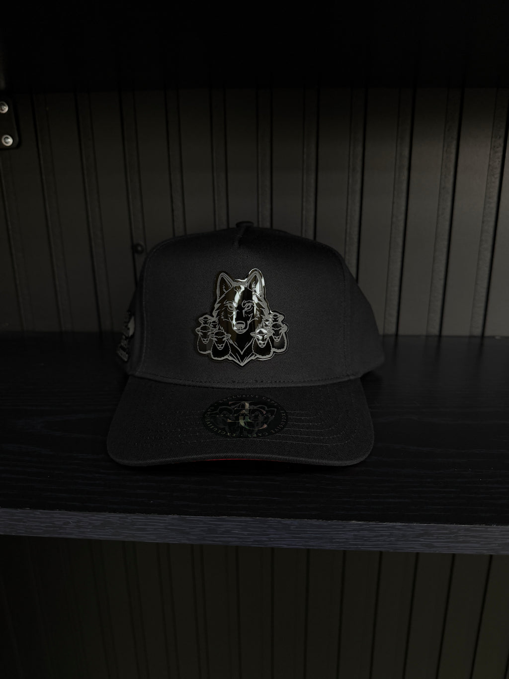 Exclusive Caps El Malo del Cuento Plate SnapBack Hat-Black/Red cotton