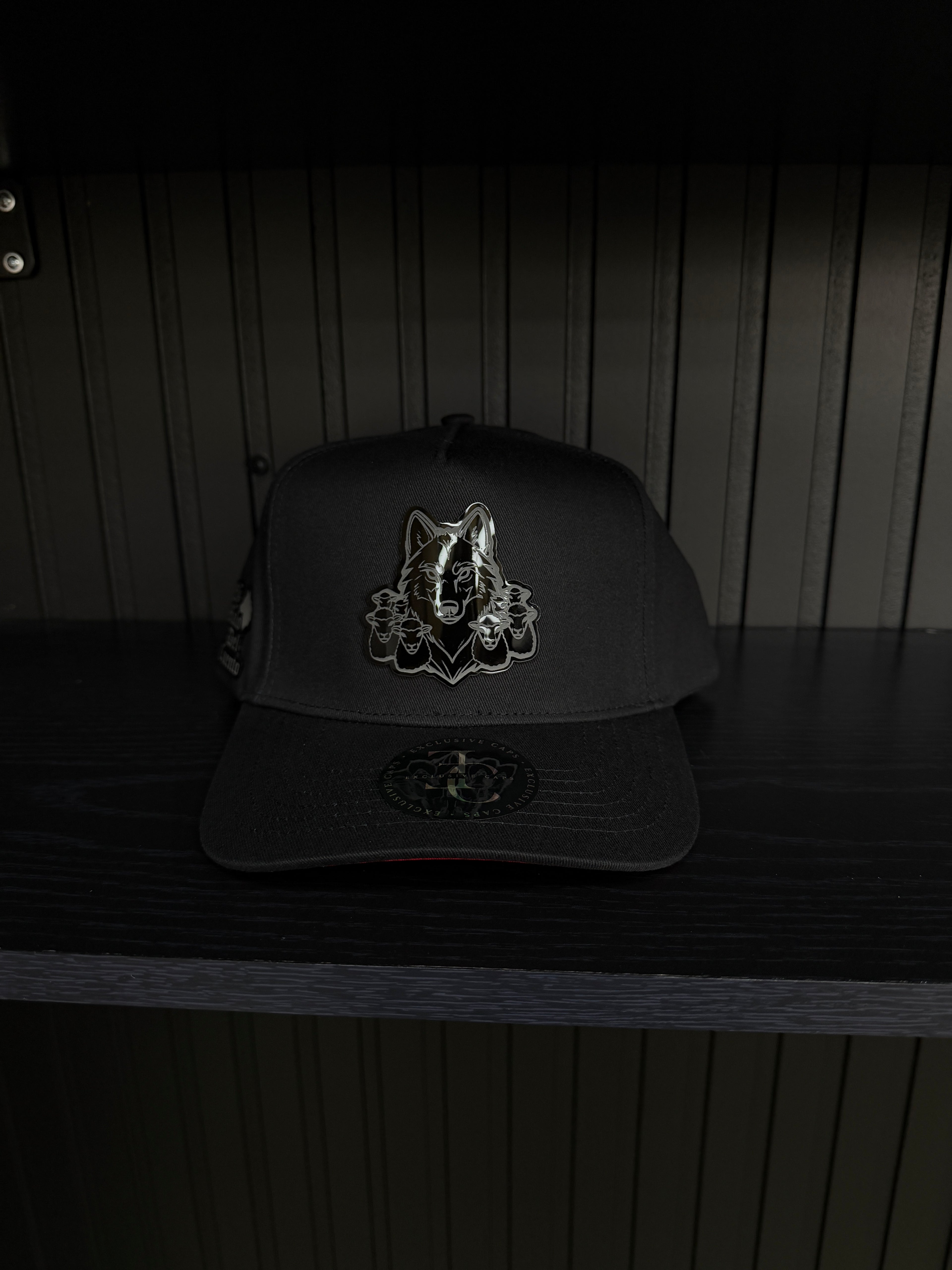 Exclusive Caps El Malo del Cuento Plate SnapBack Hat-Black/Red cotton