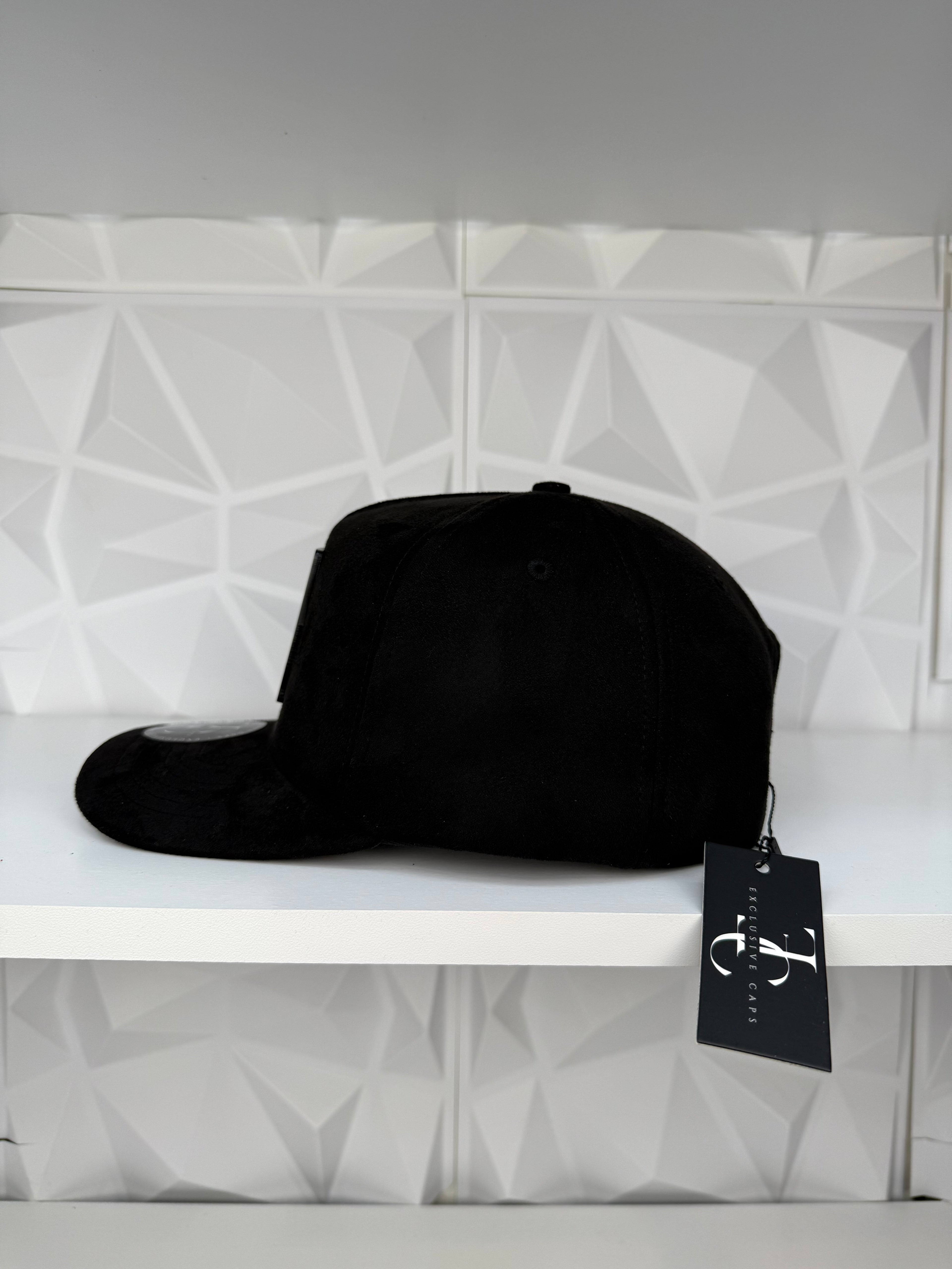 San Judas Tadeo Placa SnapBack Gorra- Negra Gamuza