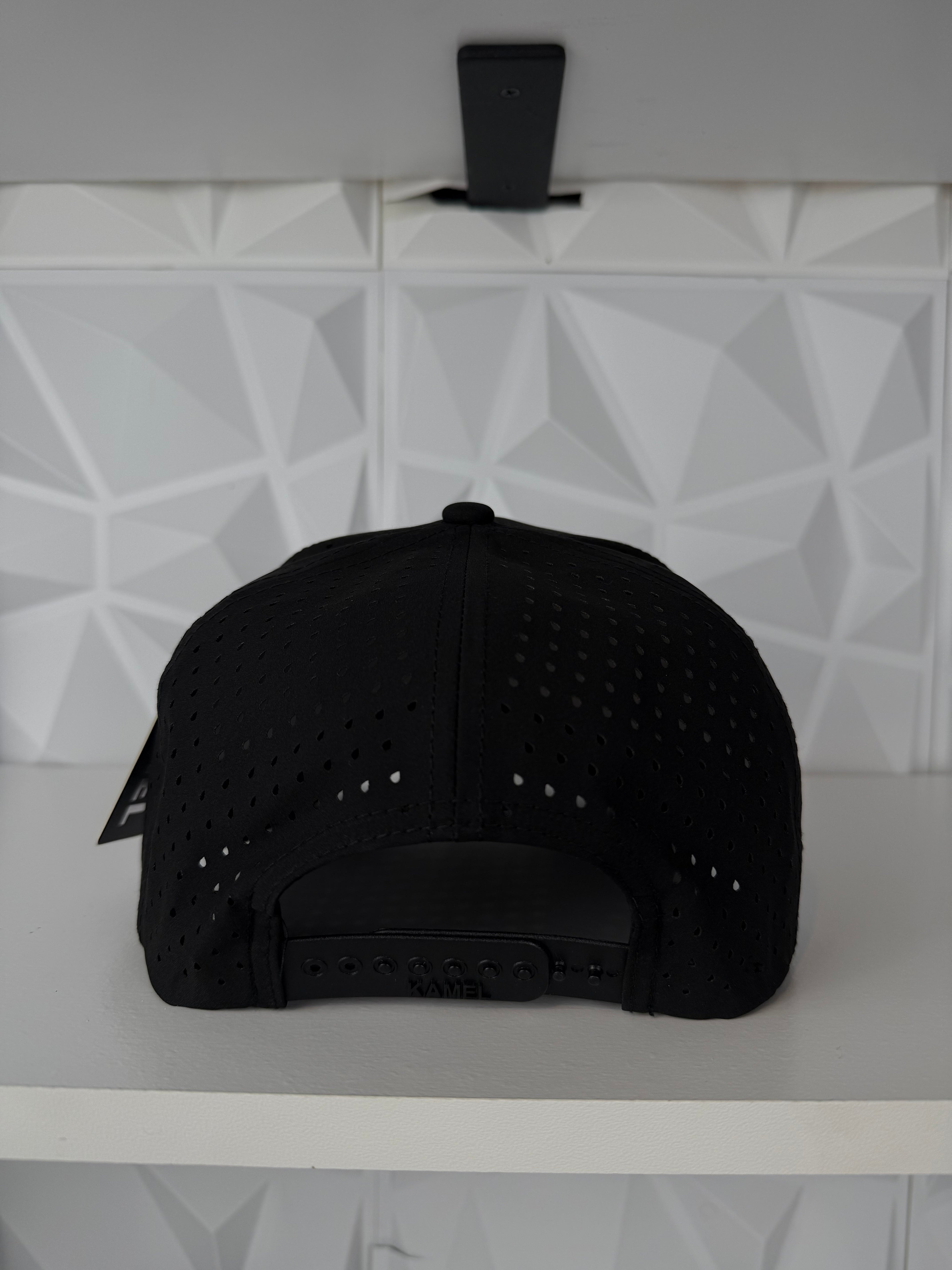 San Judas Placa Dorada SnapBack Gorra-Negra hydro