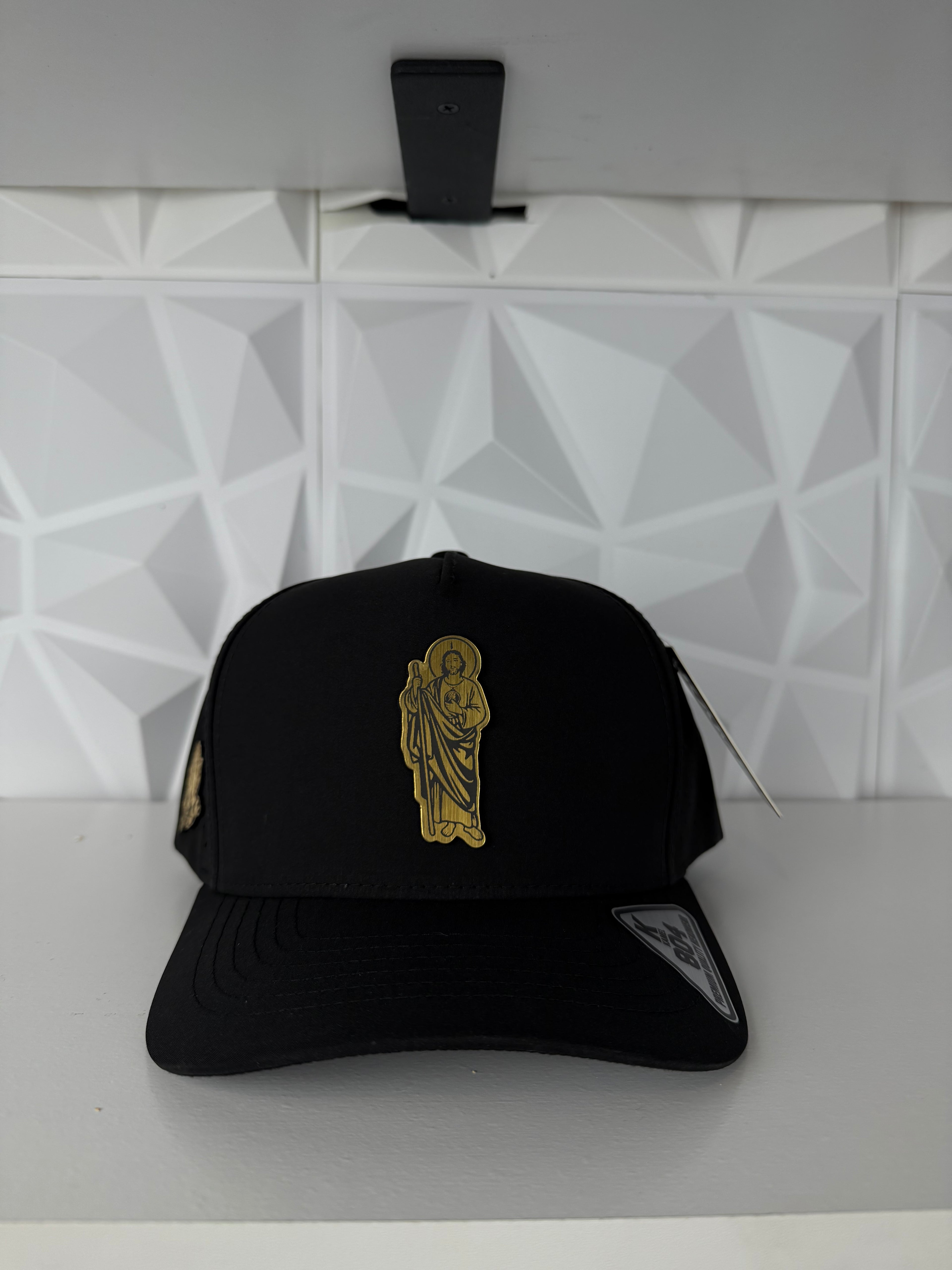 San Judas Placa Dorada SnapBack Gorra-Negra hydro