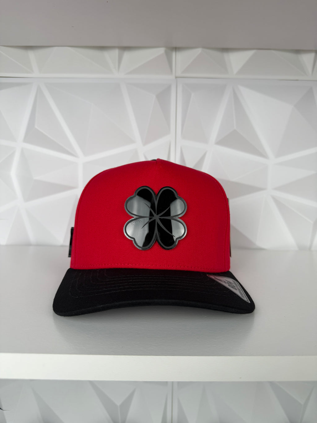Trébol Placa SnapBack Gorra- Red/Black