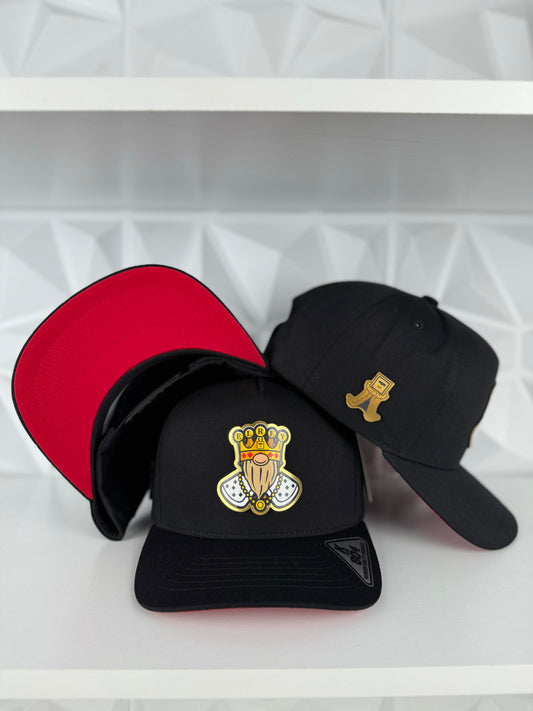 El Rey Placa SnapBack Gorra- Negra/Roja