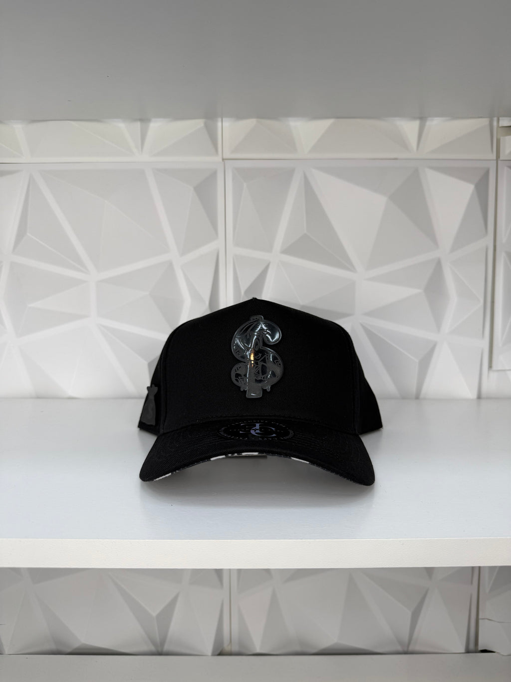 Signo De Dinero Placa SnapBack Gorra- Negro