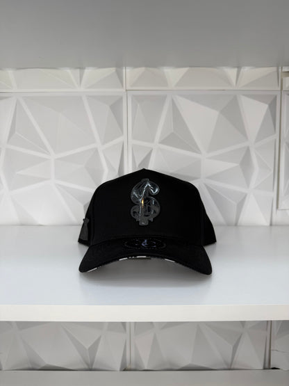 Signo De Dinero Placa SnapBack Gorra- Negro