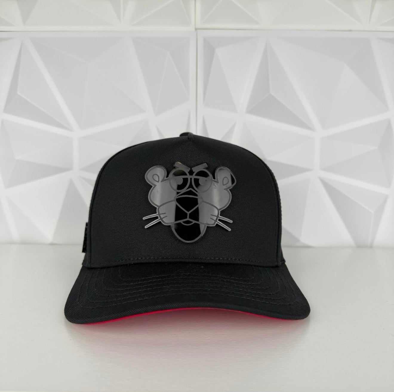 Black Panter Plate SnapBack Gorra- Negra/Roja