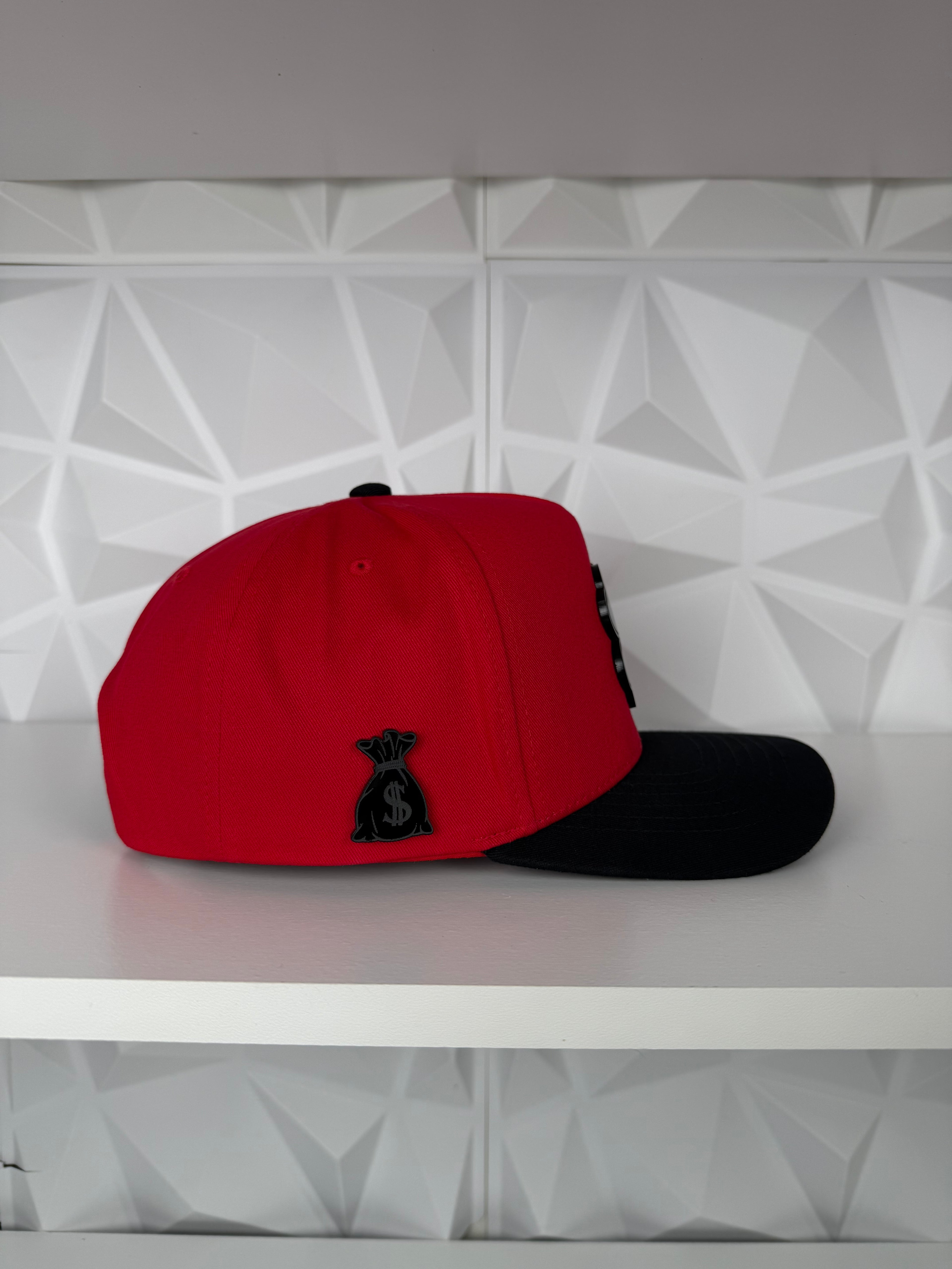 Trébol Placa SnapBack Gorra- Red/Black