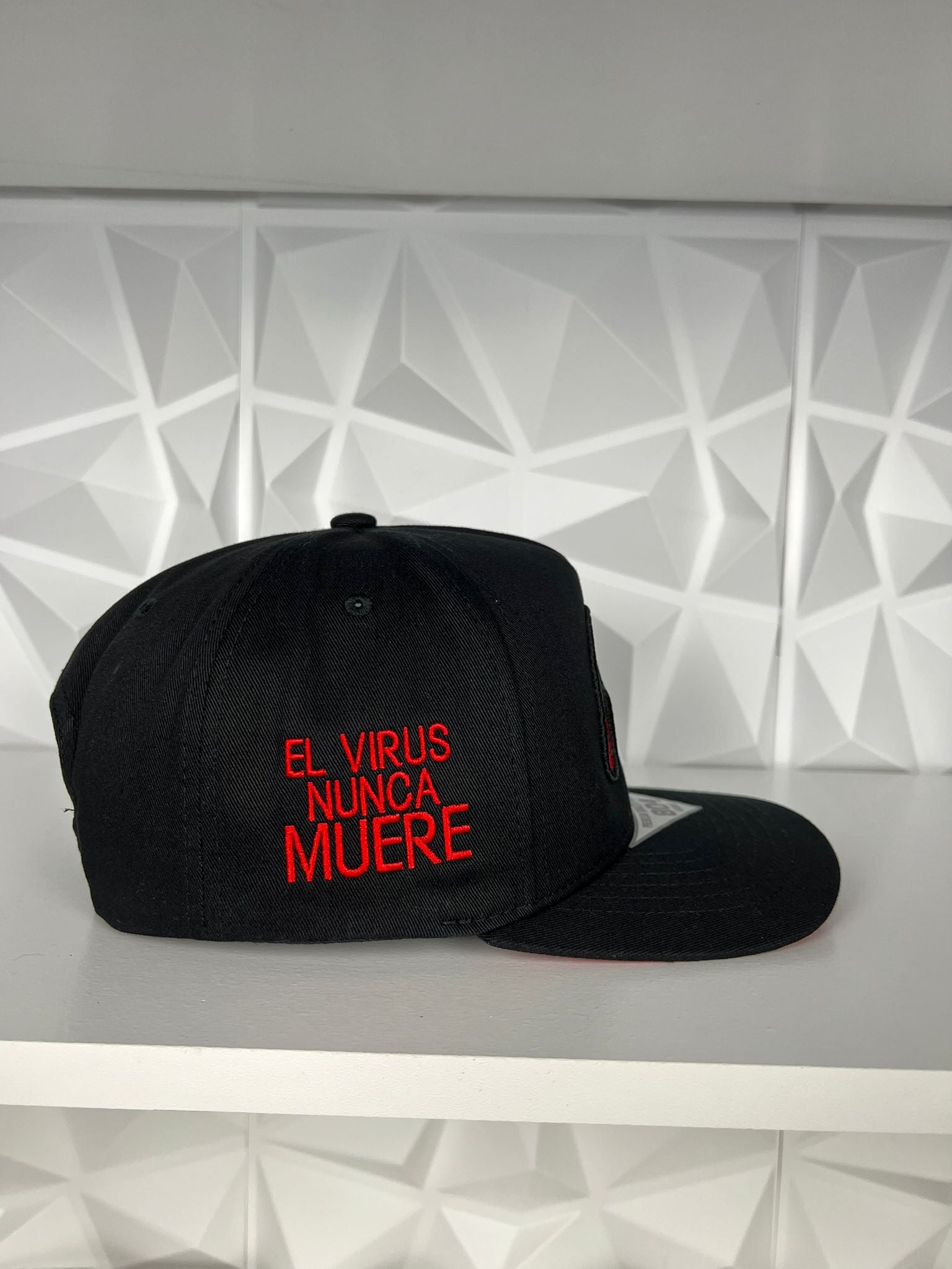 Suela roja SnapBack gorra- negra