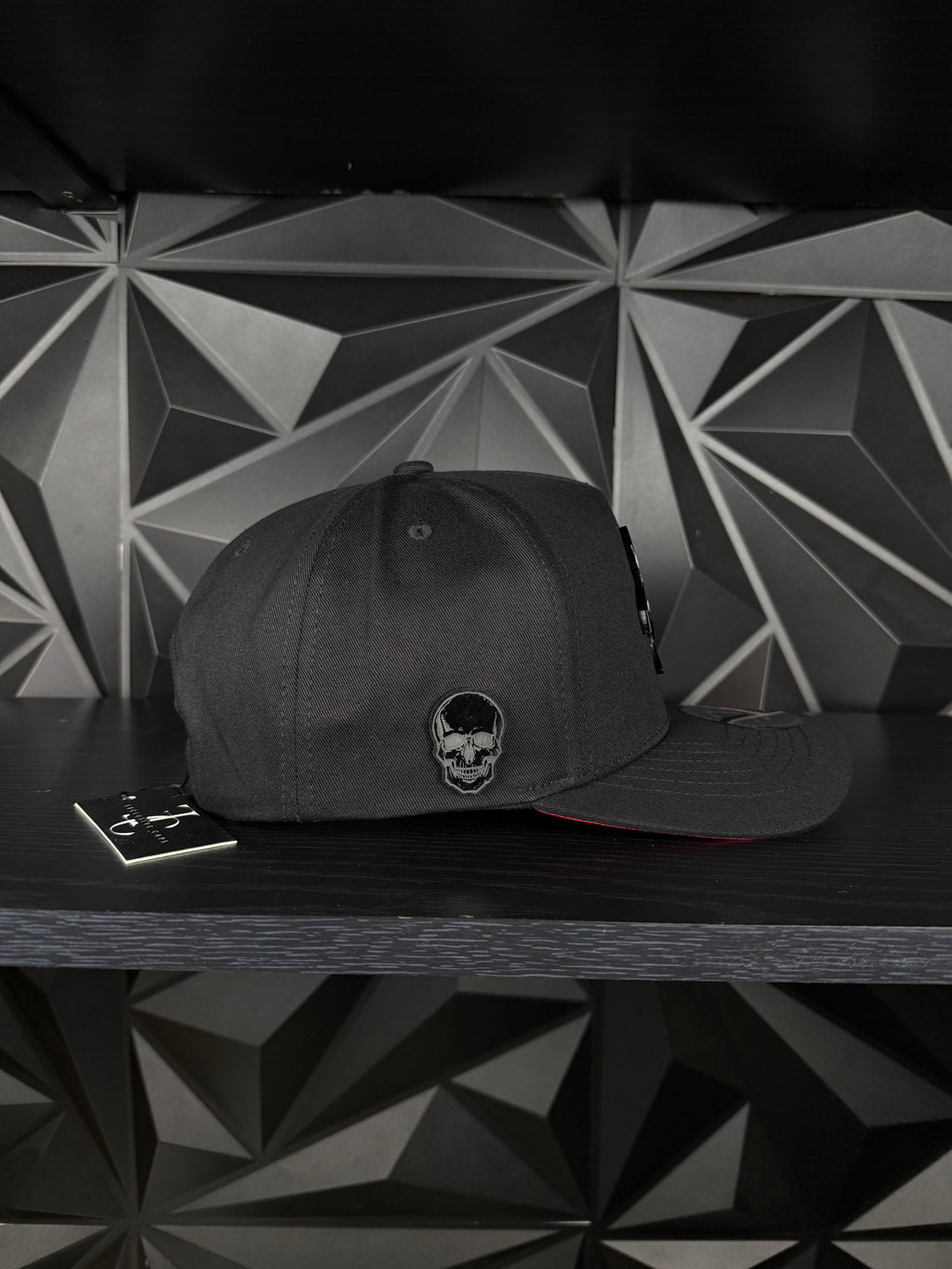 Virus plate SnapBack hat-black/red