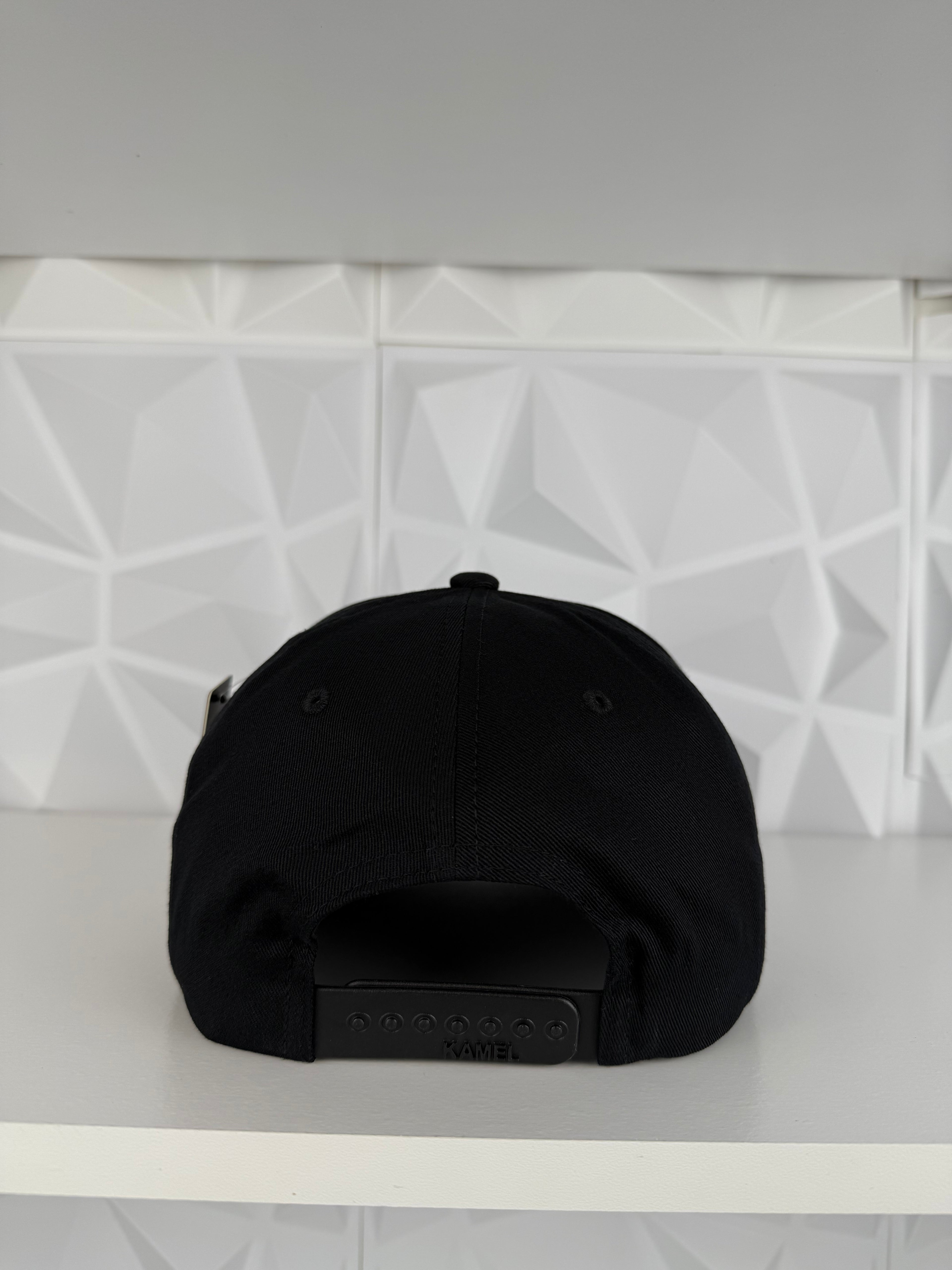 TRAKAS Placa SnapBack Gorra- Negra