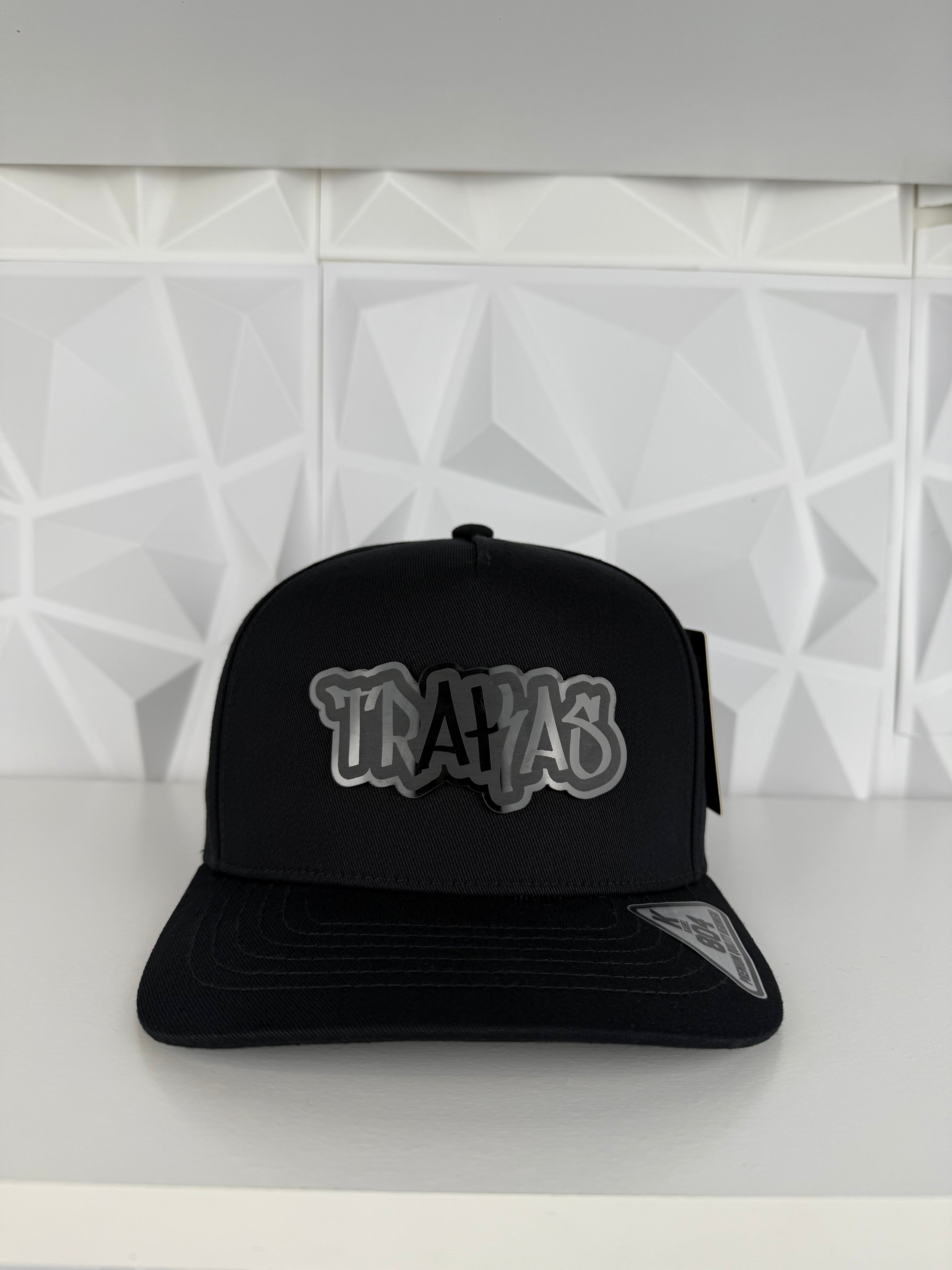 TRAKAS Placa SnapBack Gorra- Negra