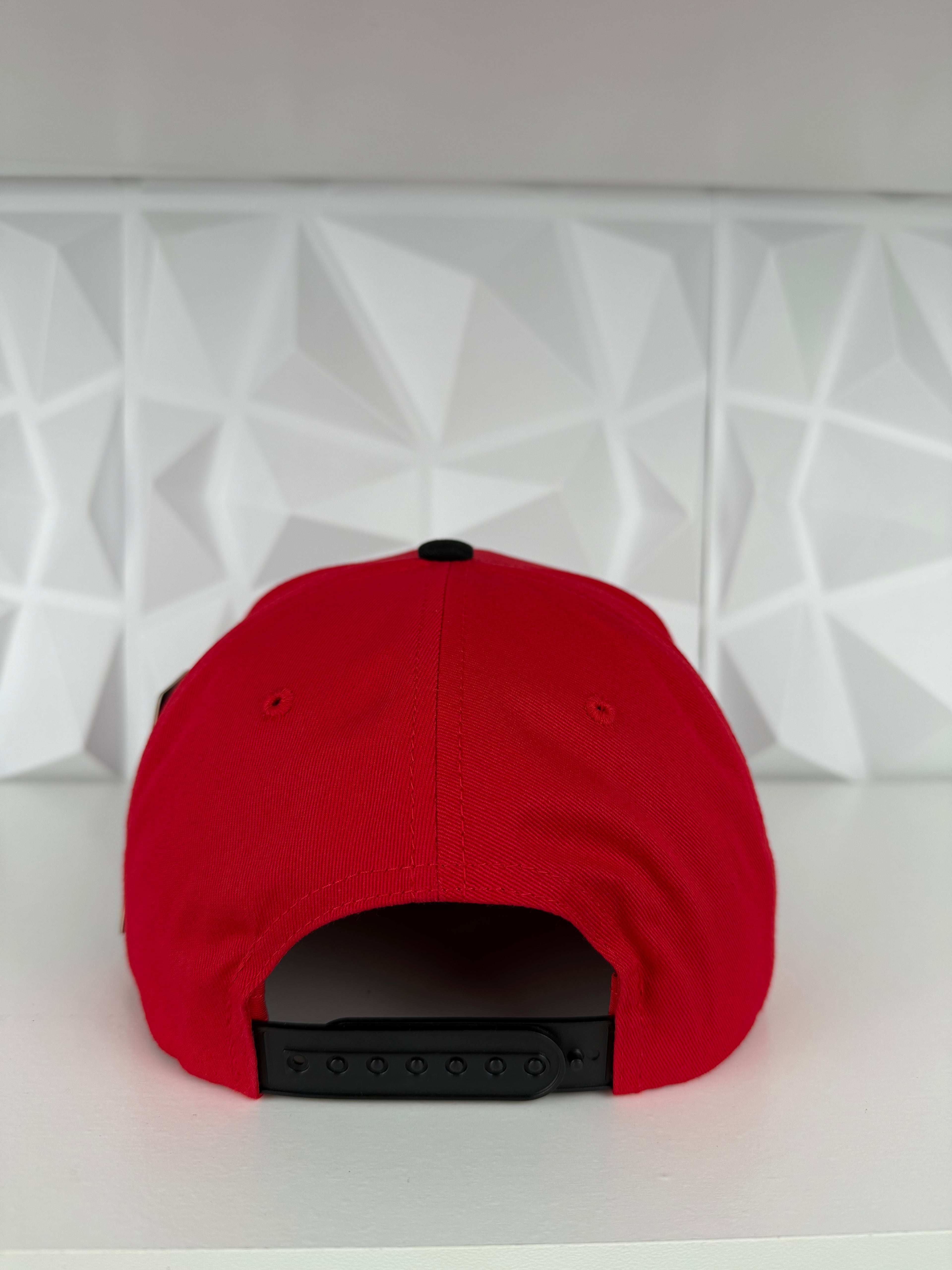 Poker Placa SnapBack gorra-roja/negra