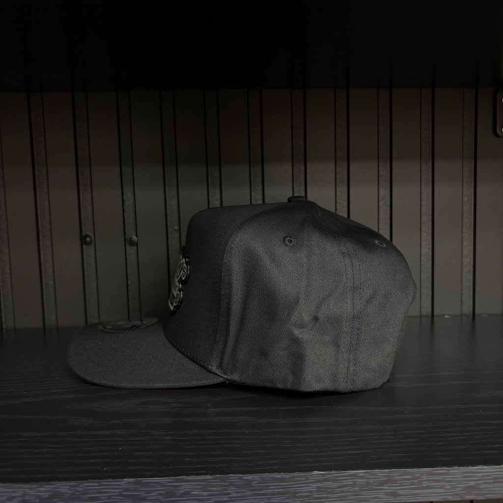 El Dinero se Vuelve a Ganar SnapBack Hat-Negra vicera Roja