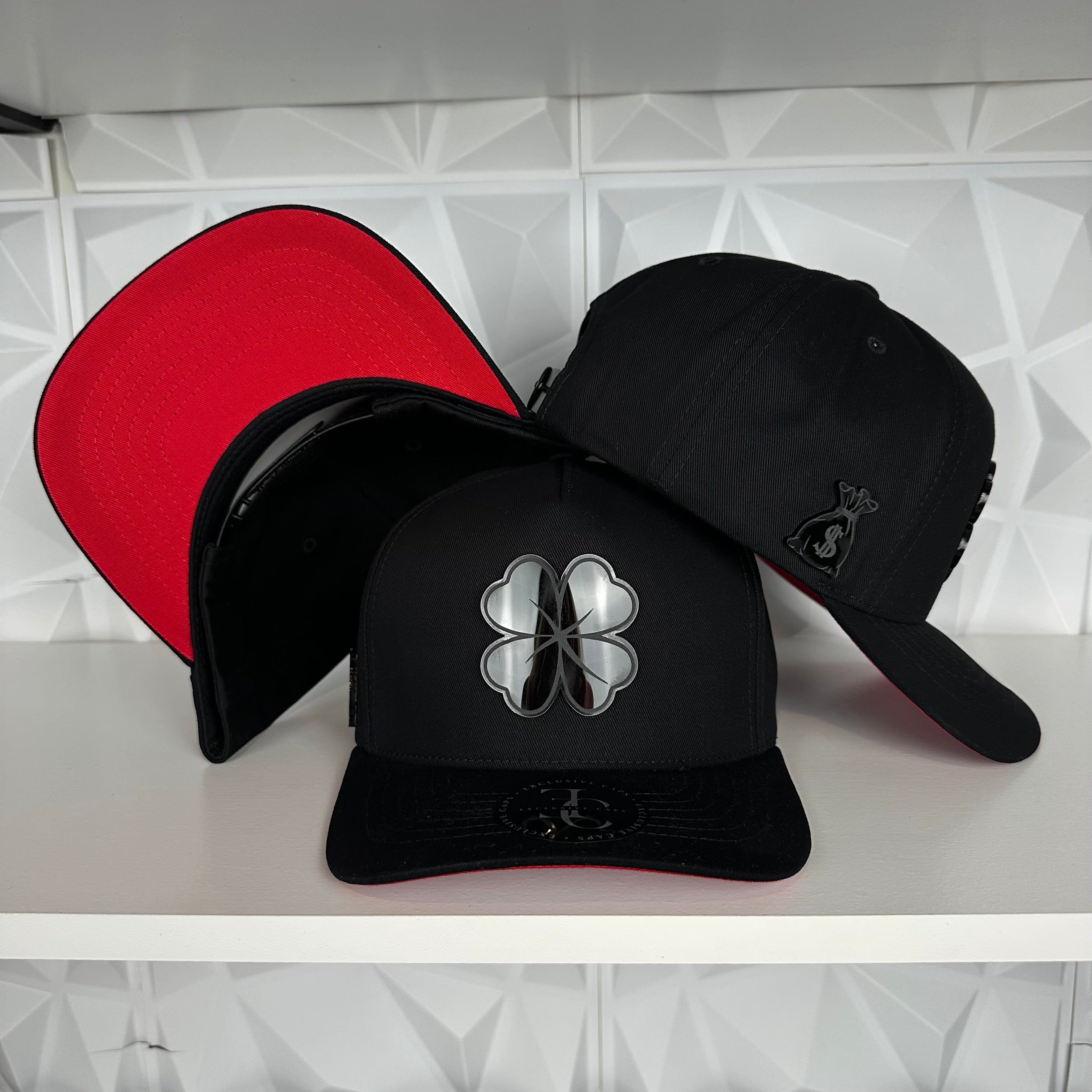 Trébol Placa SnapBack Gorra- Negra/Roja