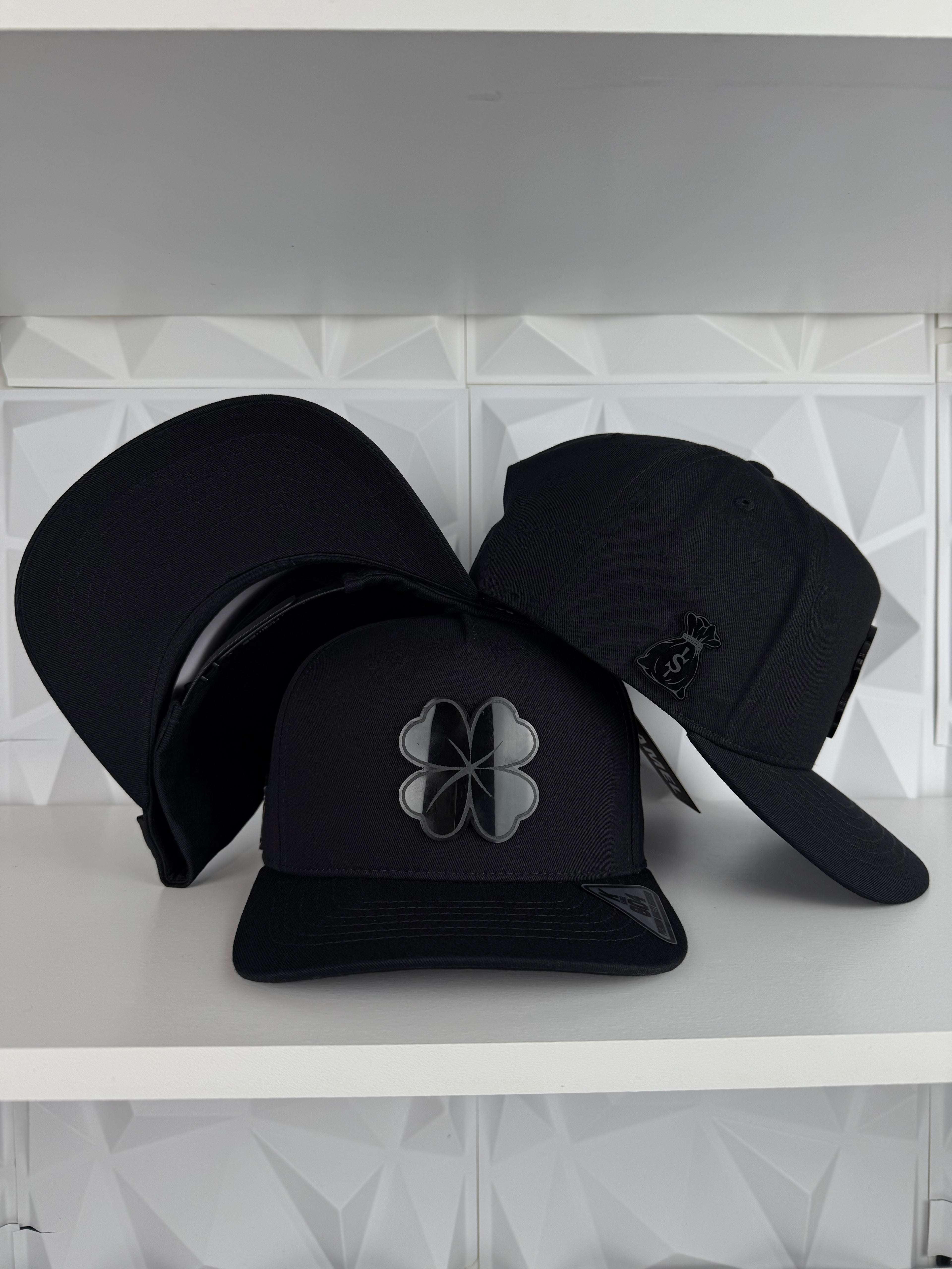 Trébol Placa SnapBack Gorra- Negra