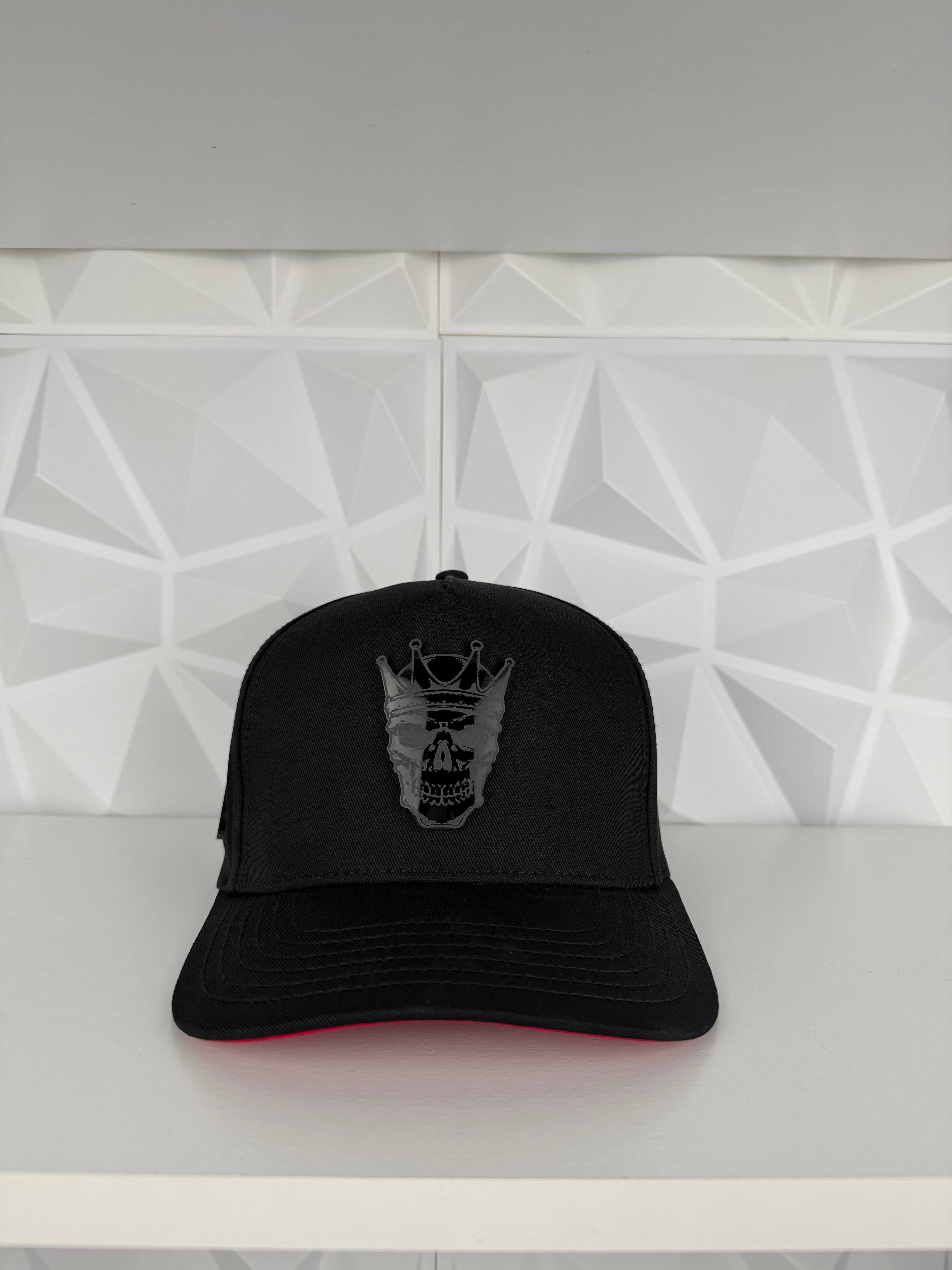 Skull Plate SnapBack Gorra- Negra/Roja