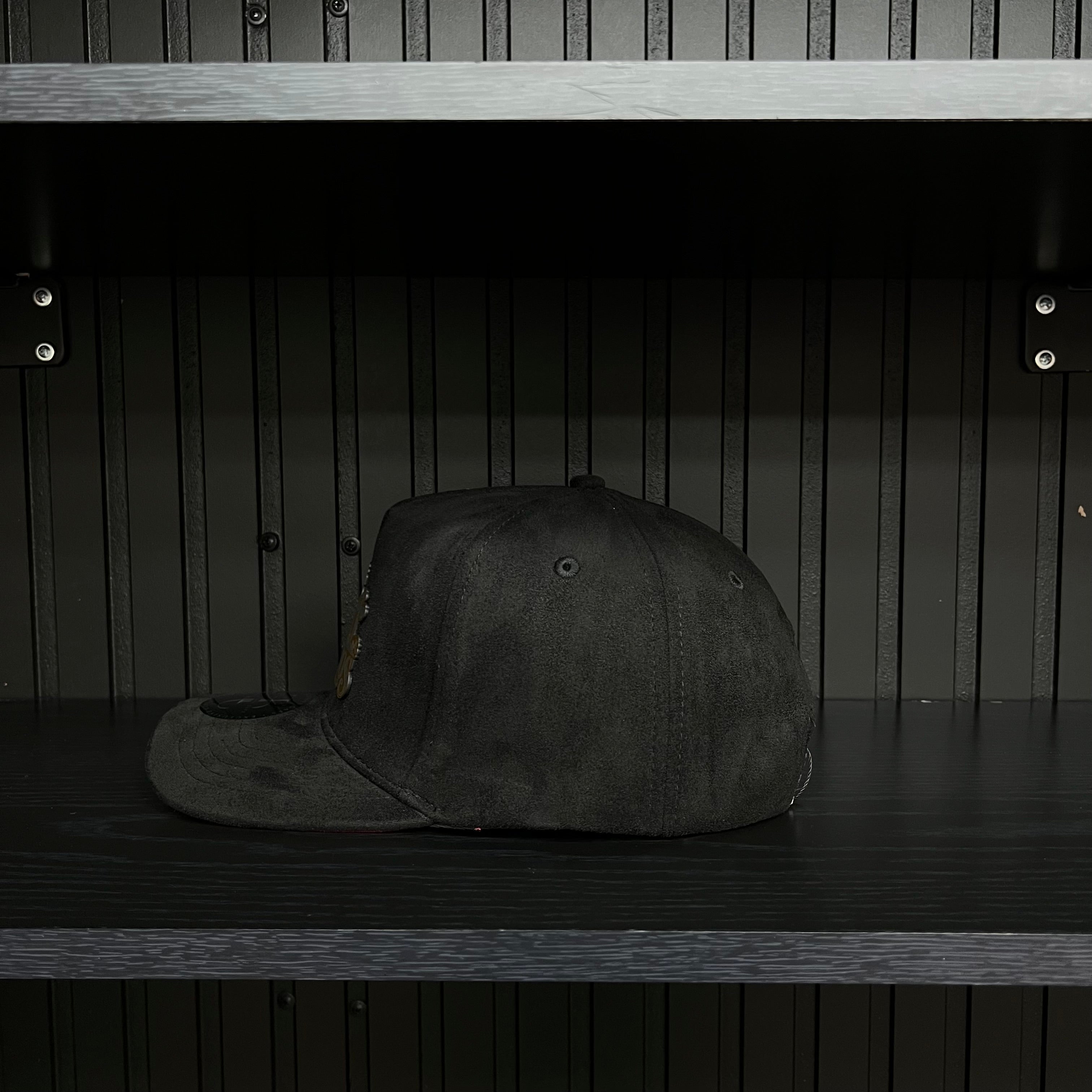 Los tiempos de Dios Gold Plate SnapBack hat